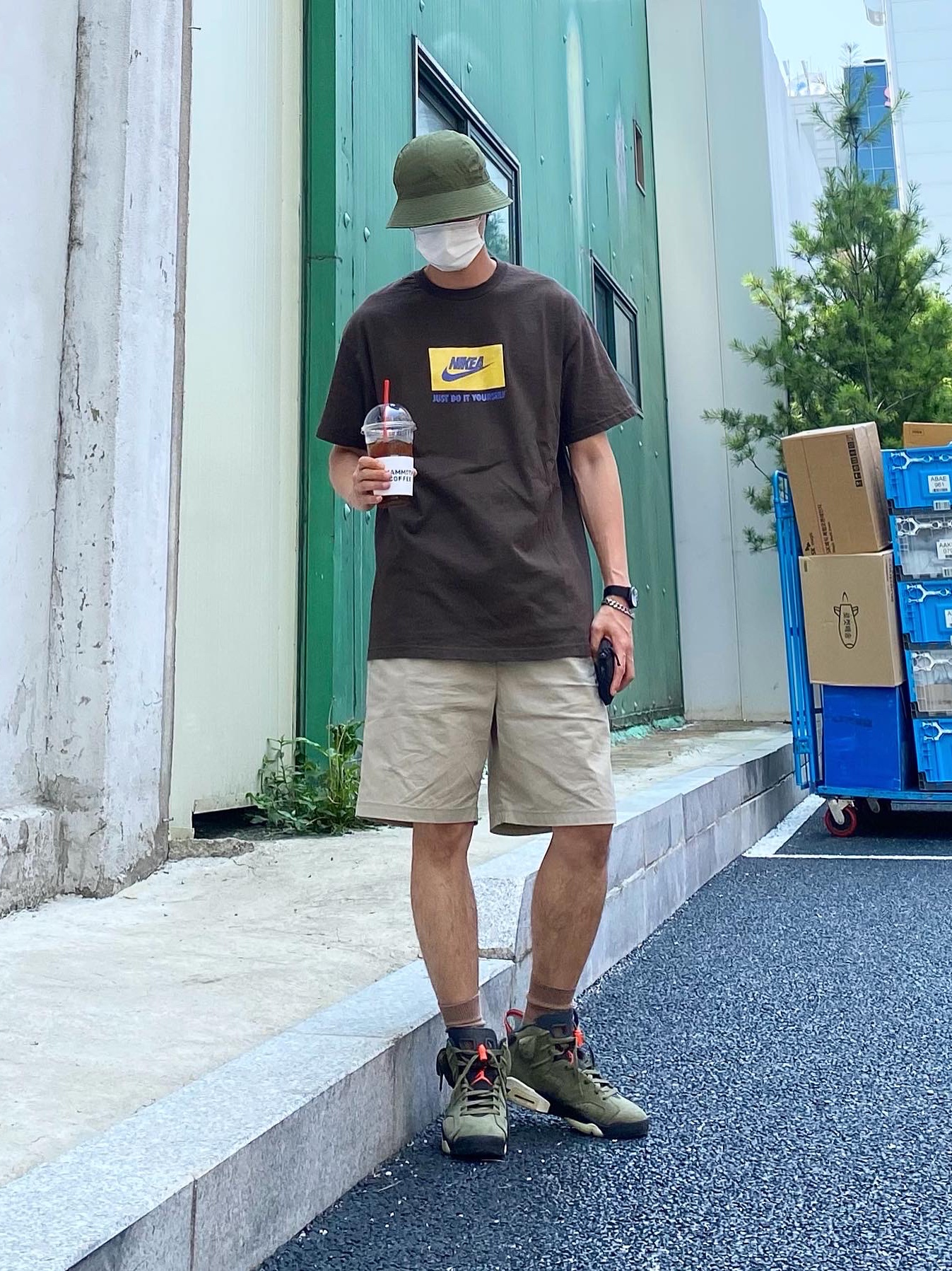 Jordan 6 x Travis Scott Retro Olive 착용 스타일 - 2