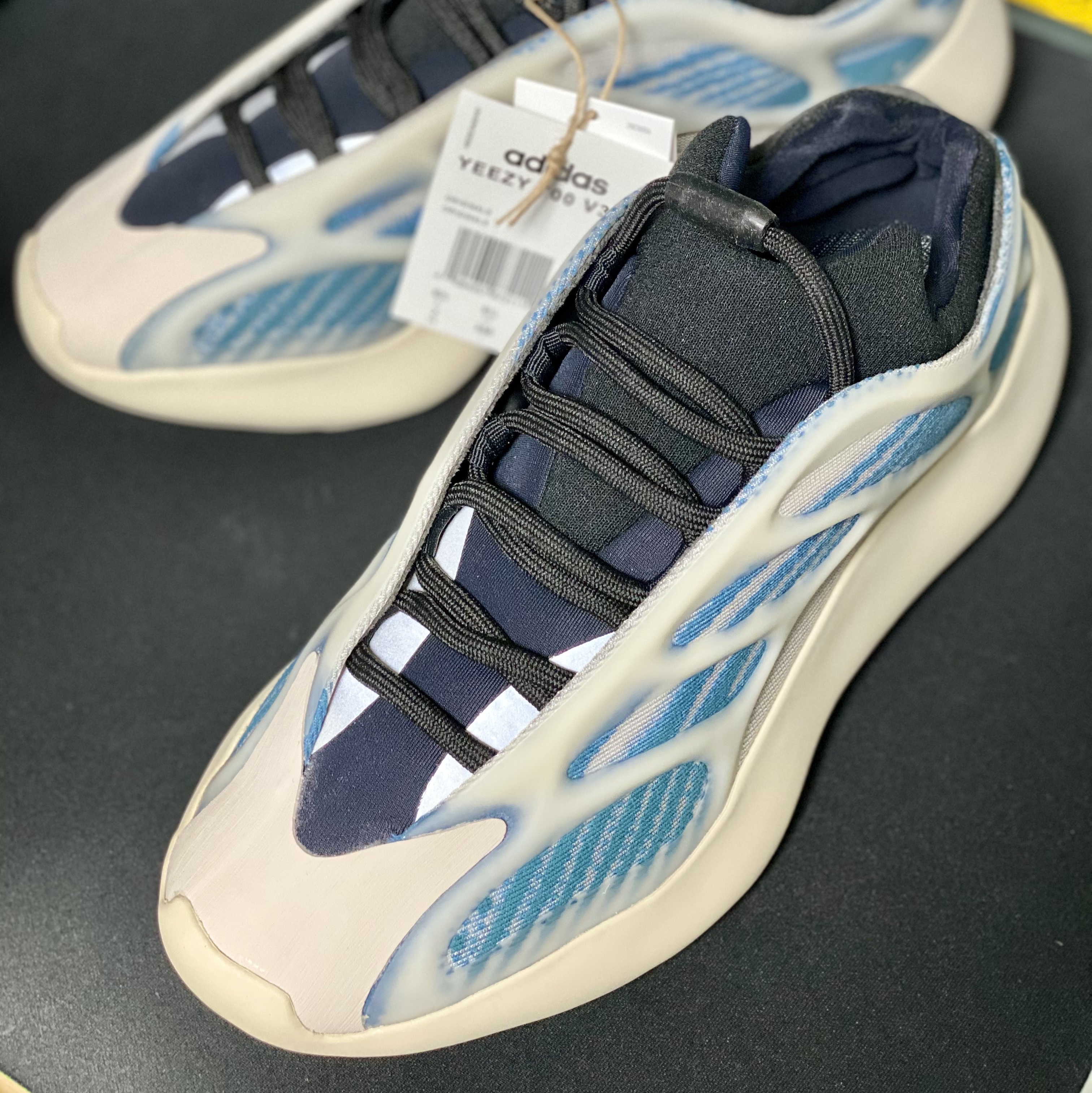 Adidas Yeezy 700 V3 Kyanite, Nike ACG Watchman Peak Pants Blue Void - Asia 착용 스타일 - 1