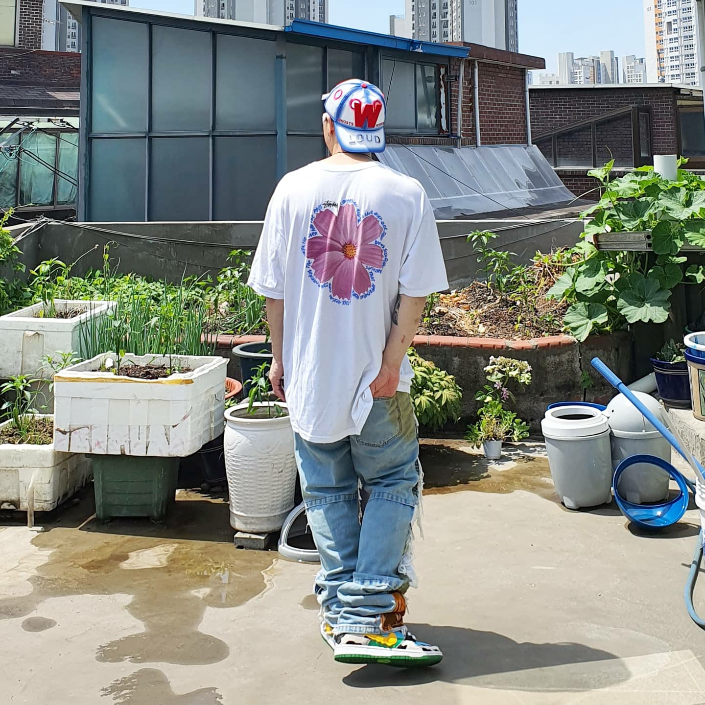 Stussy Cosmos T-Shirt White, Nike x Ben & Jerry's SB Dunk Low Chunky Dunky 착용 스타일 - 2