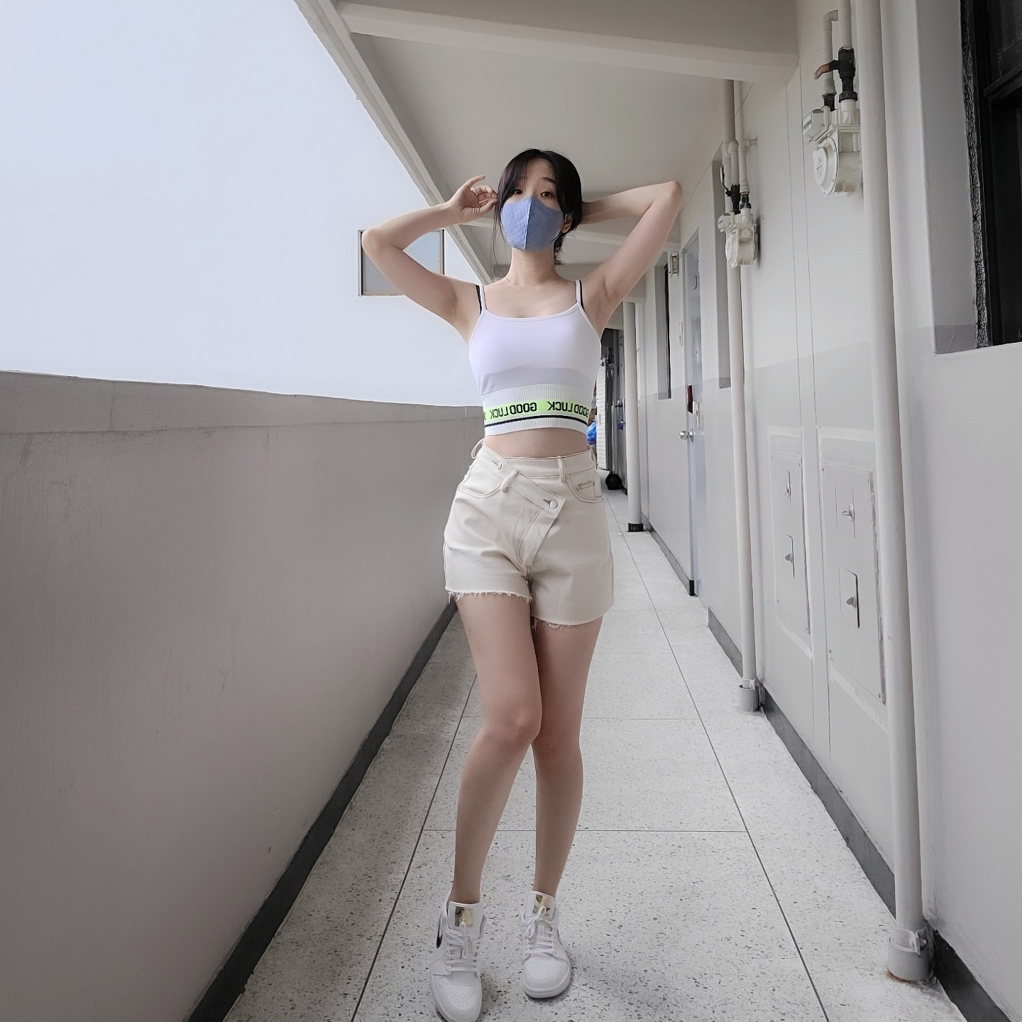 (W) Jordan 1 Low SE White Metallic Gold 착용 스타일
