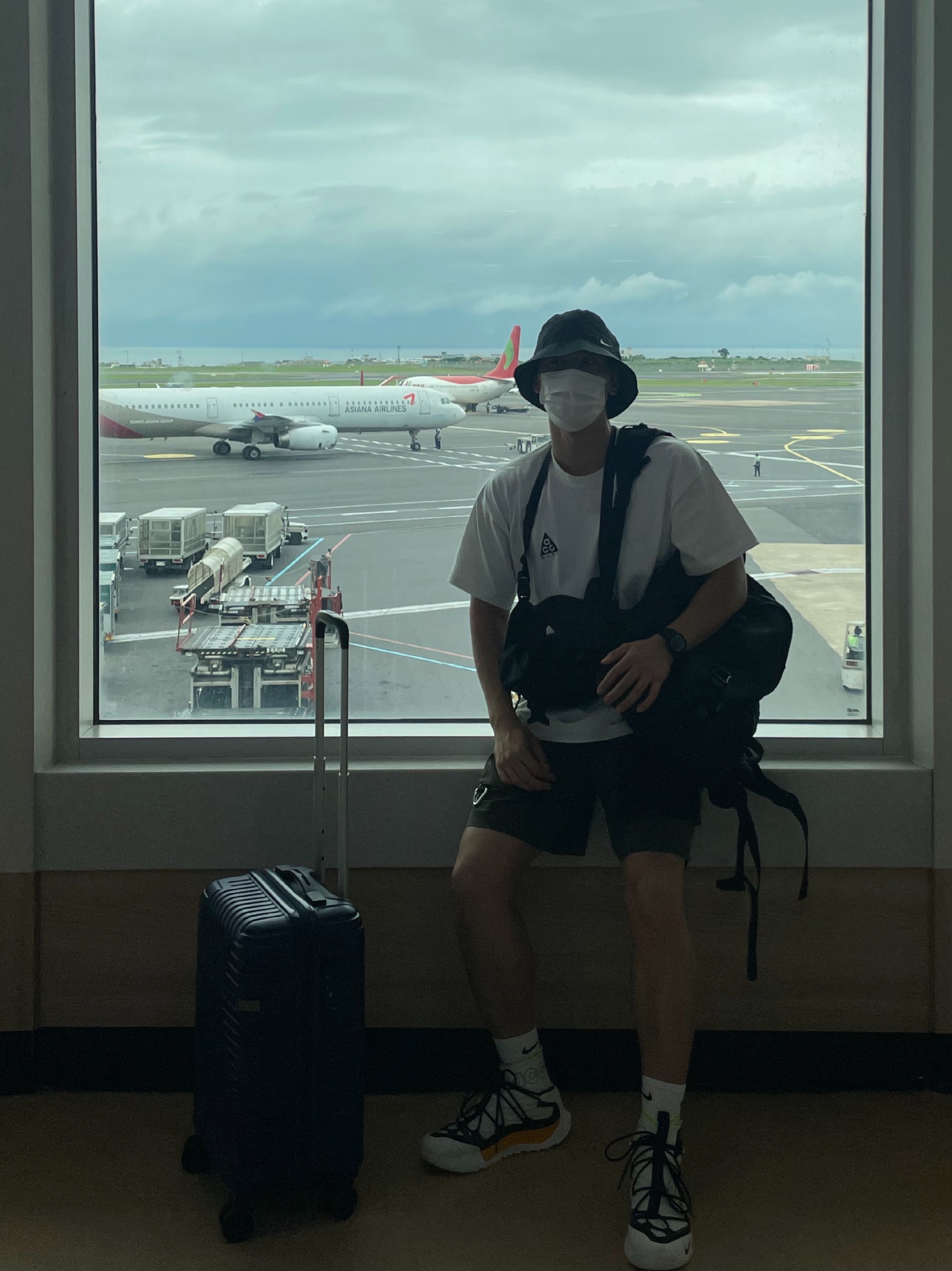 Nike NRG Bucket Hat Black, Nike ACG Logo T-Shirt White Anthracite - US/EU 착용 스타일