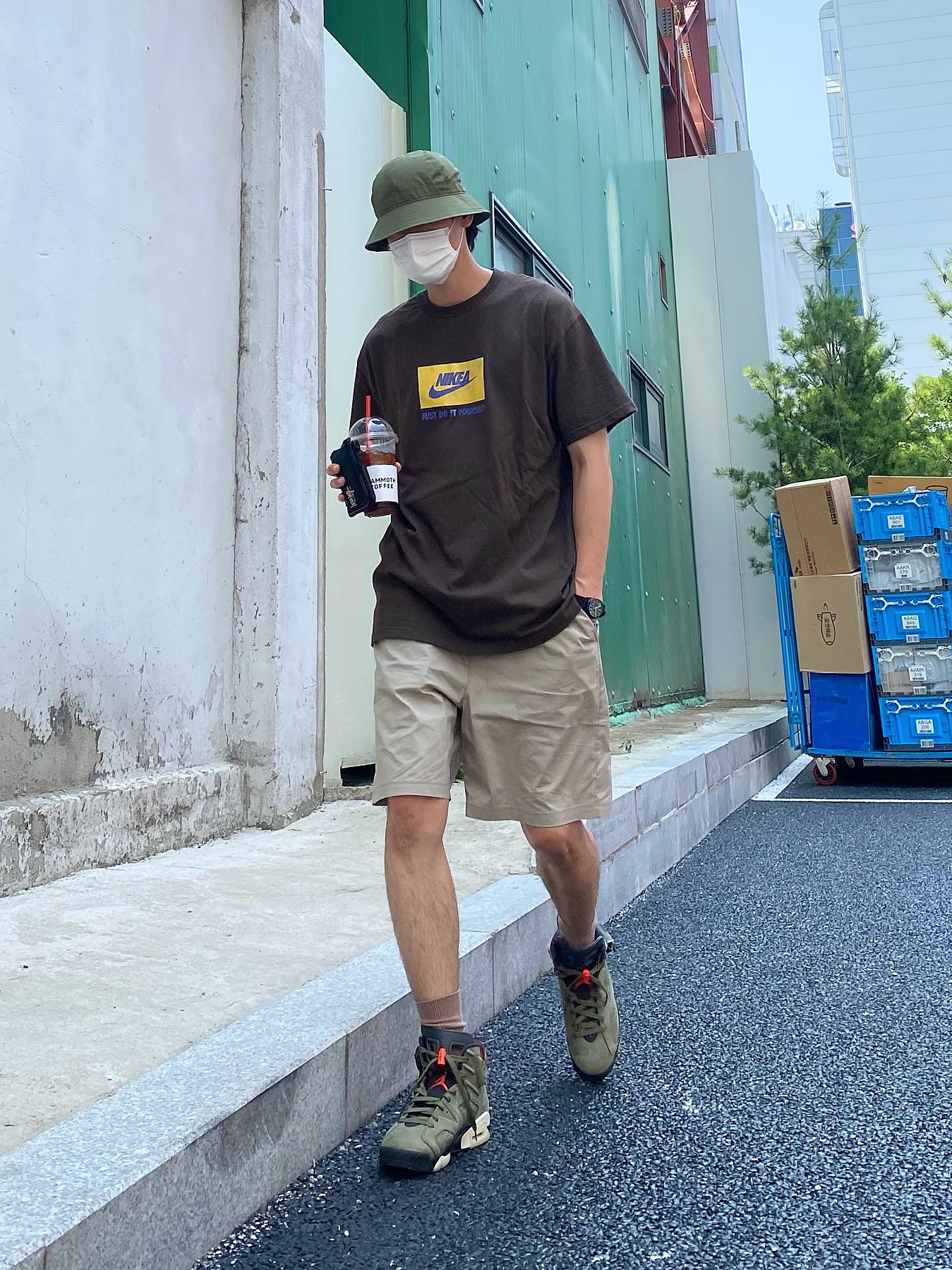 Jordan 6 x Travis Scott Retro Olive 착용 스타일 - 1