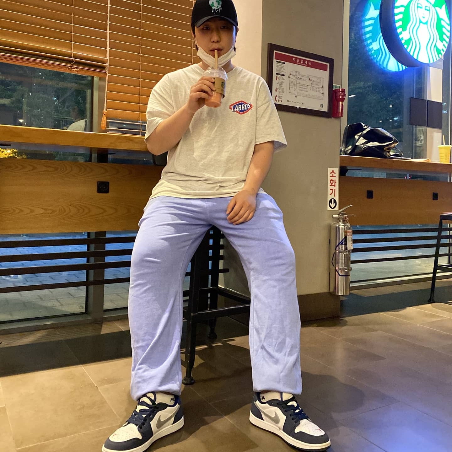 Jordan 1 Low SB Koston Midnight Navy 착용 스타일