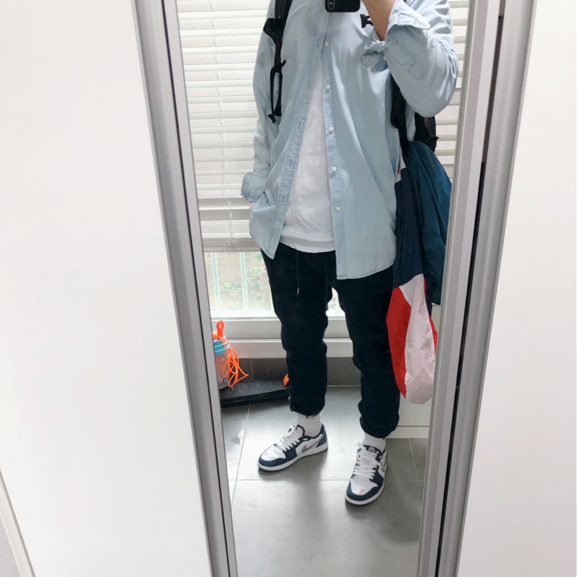 Jordan 1 Low SB Koston Midnight Navy 착용 스타일 - 2