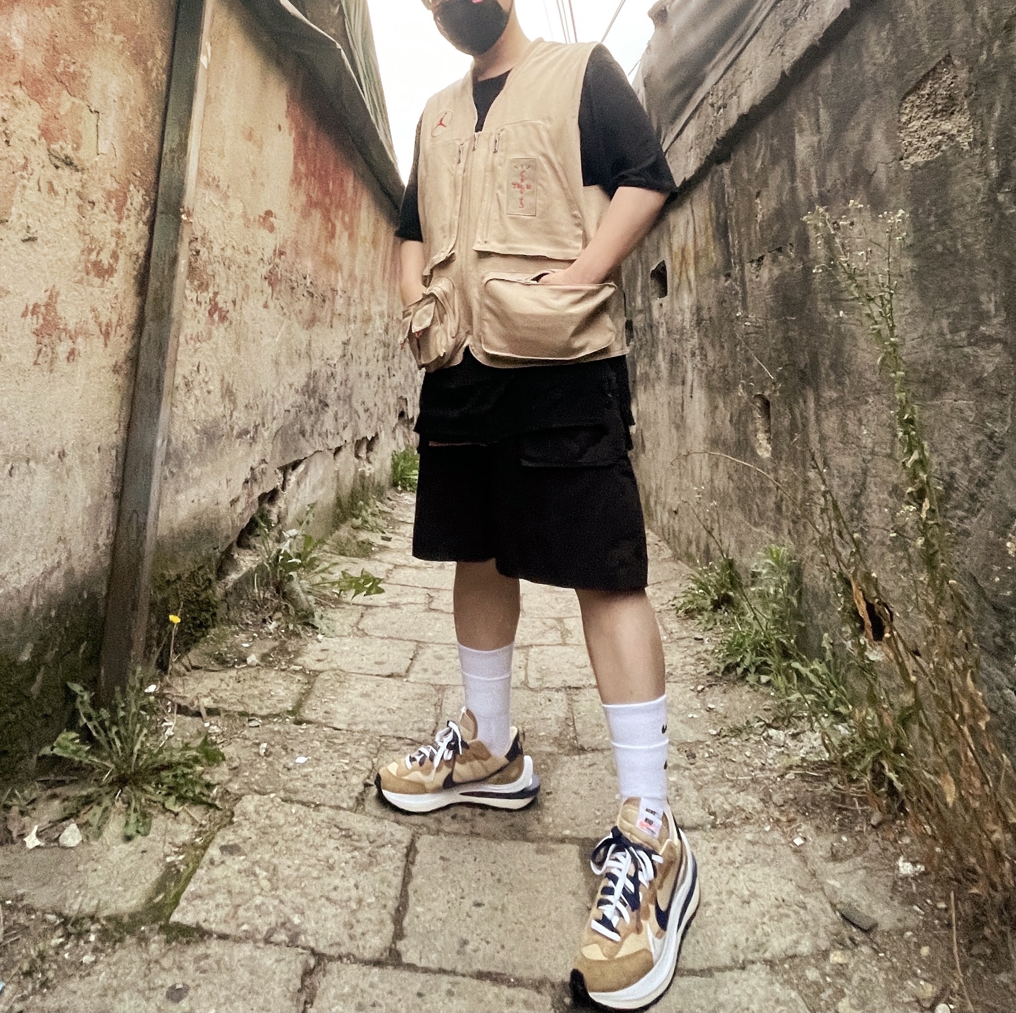 Nike x Sacai VaporWaffle Sesame and Blue Void, Jordan x Travis Scott Utility Vest - Asia 착용 스타일
