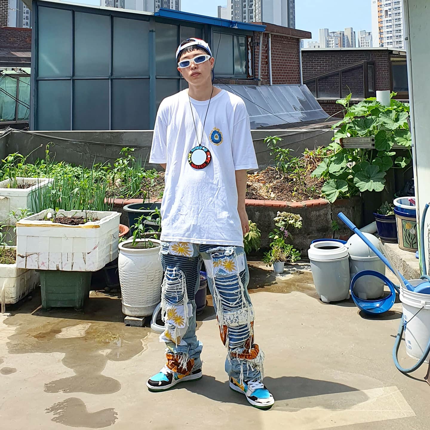 Stussy Cosmos T-Shirt White, Nike x Ben & Jerry's SB Dunk Low Chunky Dunky 착용 스타일 - 1