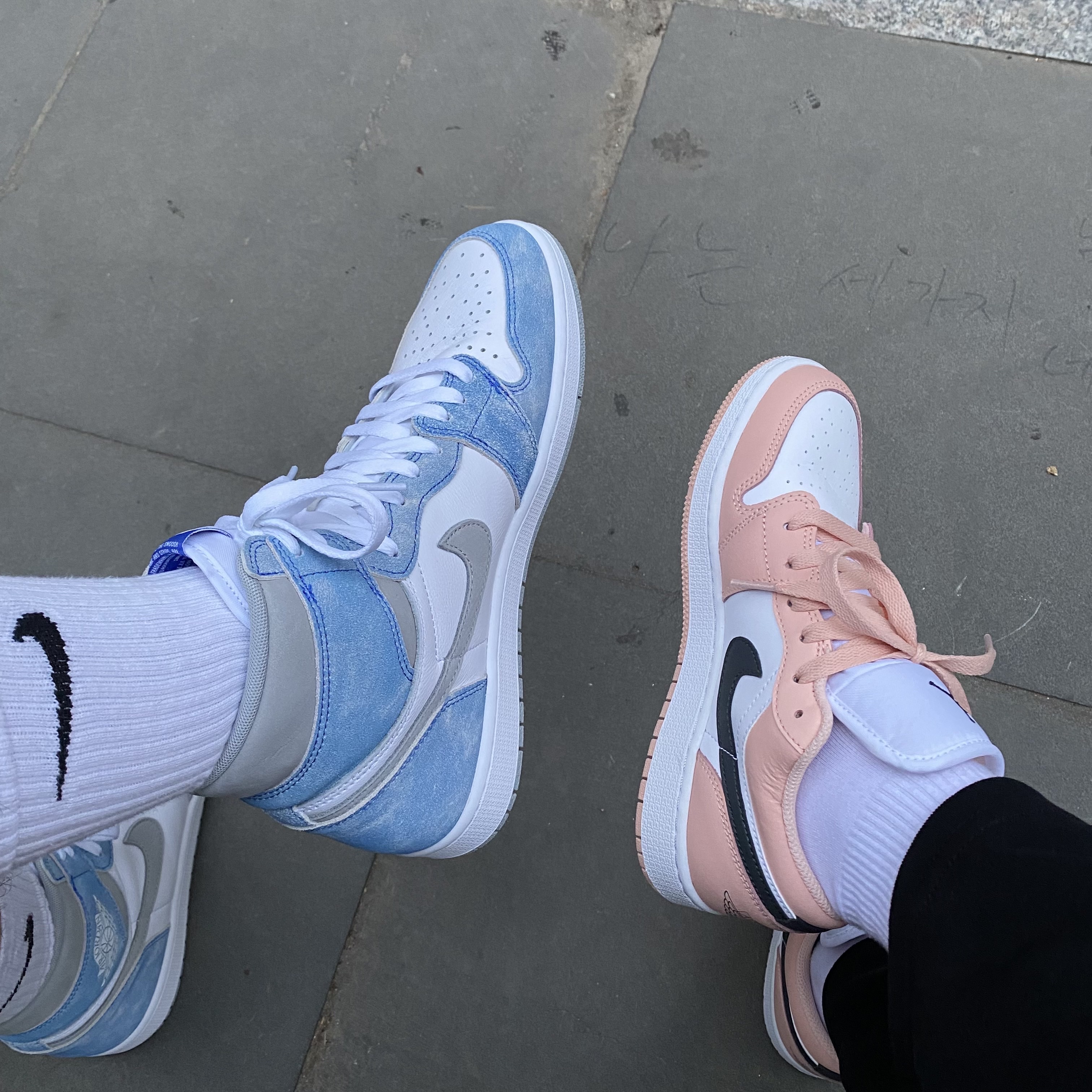 Jordan 1 Retro High OG Hyper Royal, (GS) Jordan 1 Low Light Arctic Pink 착용 스타일 - 2
