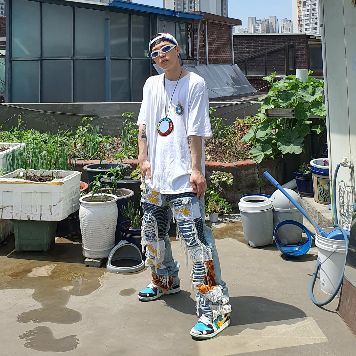 Stussy Cosmos T-Shirt White, Nike x Ben & Jerry's SB Dunk Low Chunky Dunky 착용 스타일 - 3