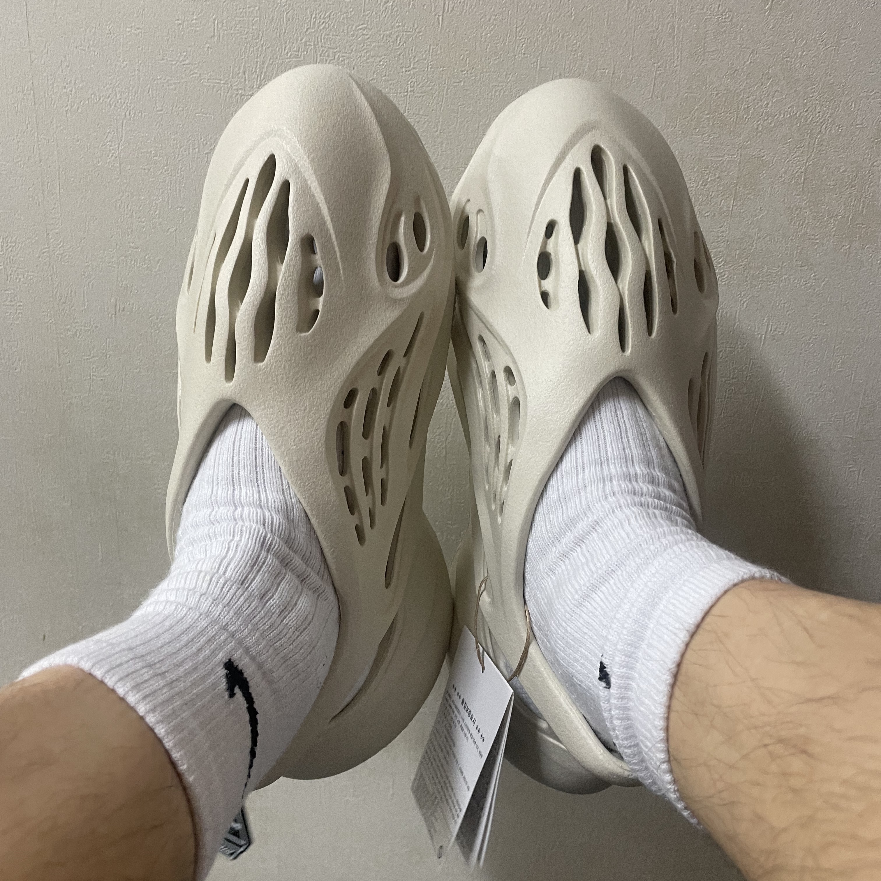 Adidas Yeezy Foam RNNR Sand 착용 스타일 - 1