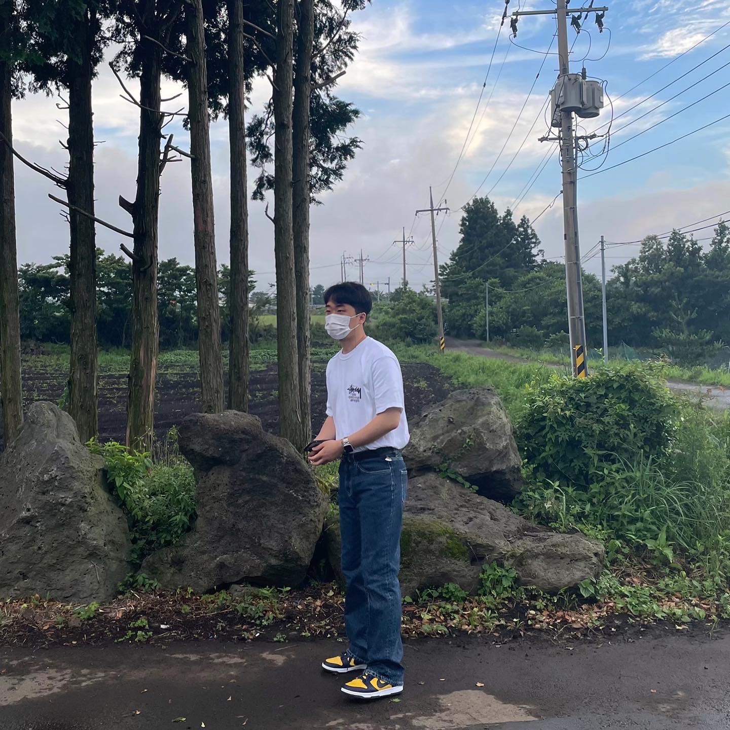 Stussy Stock DSM Los Angeles T-Shirt White, Nike Dunk Low Retro Varsity Maize 착용 스타일