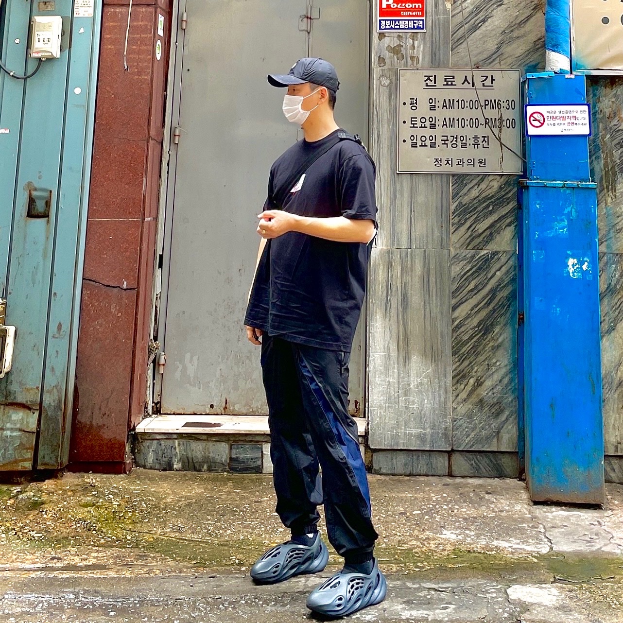 Supreme x Stone Island Painted Camo Nylon 6-Panel Black - 20FW, Supreme Signature Label S/S Top Black - 21SS 착용 스타일 - 1