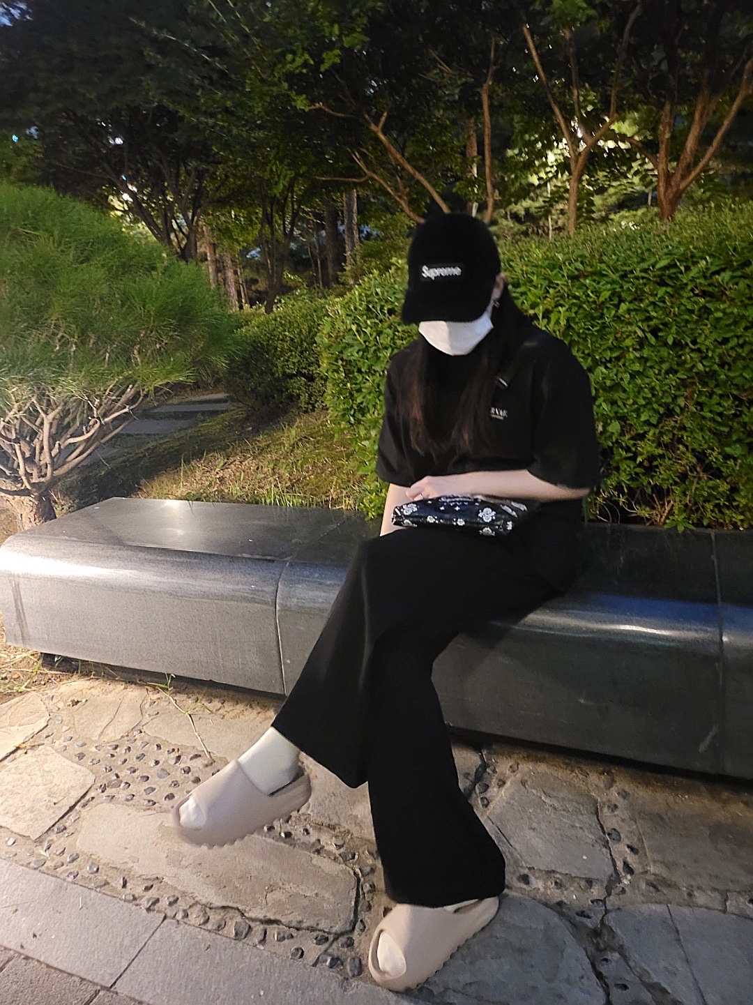 Adidas Yeezy Slide Pure, Supreme Bandana Tarp Side Bag Black - 21SS 착용 스타일 - 2