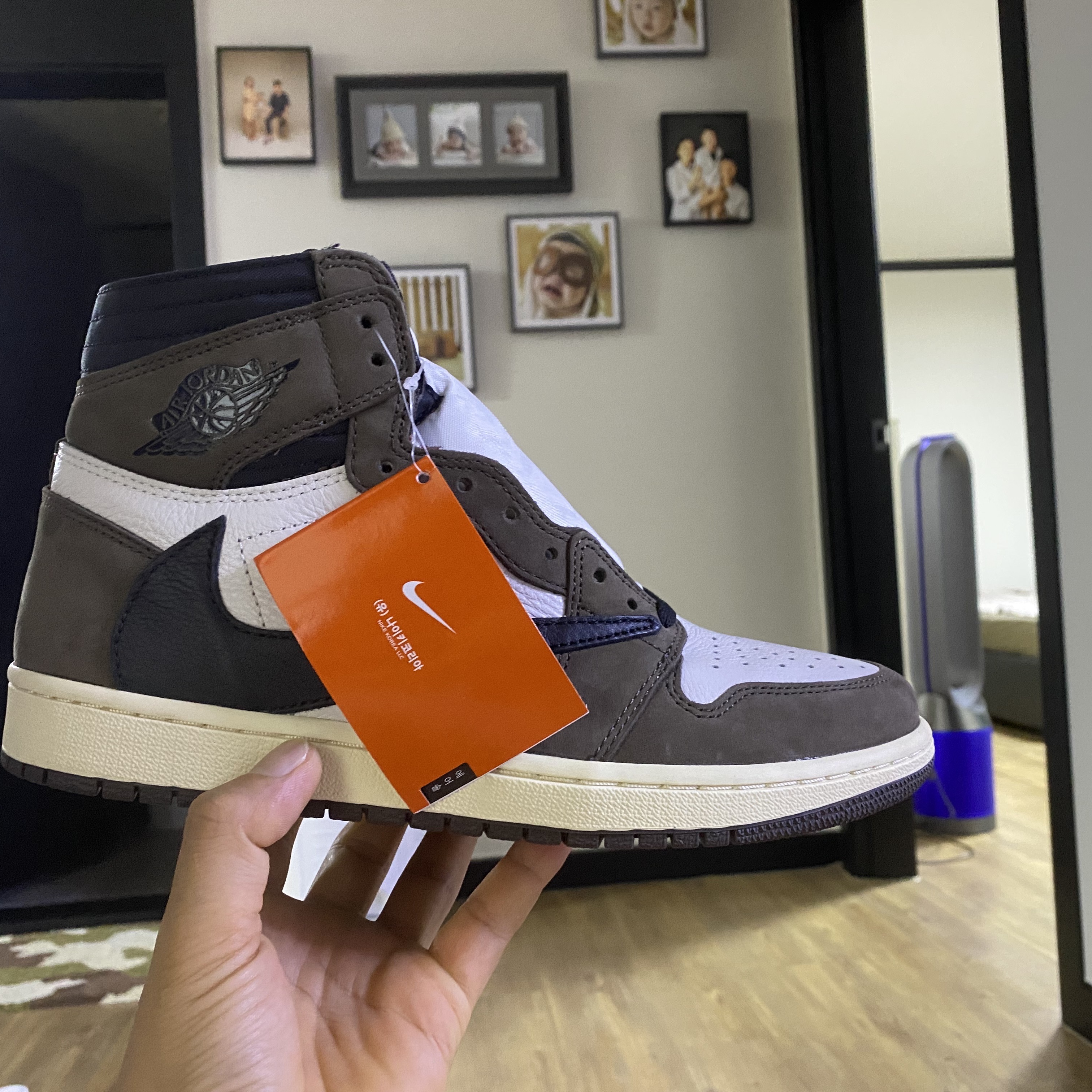 Jordan 1 x Travis Scott Retro High OG SP Mocha 착용 스타일 - 3