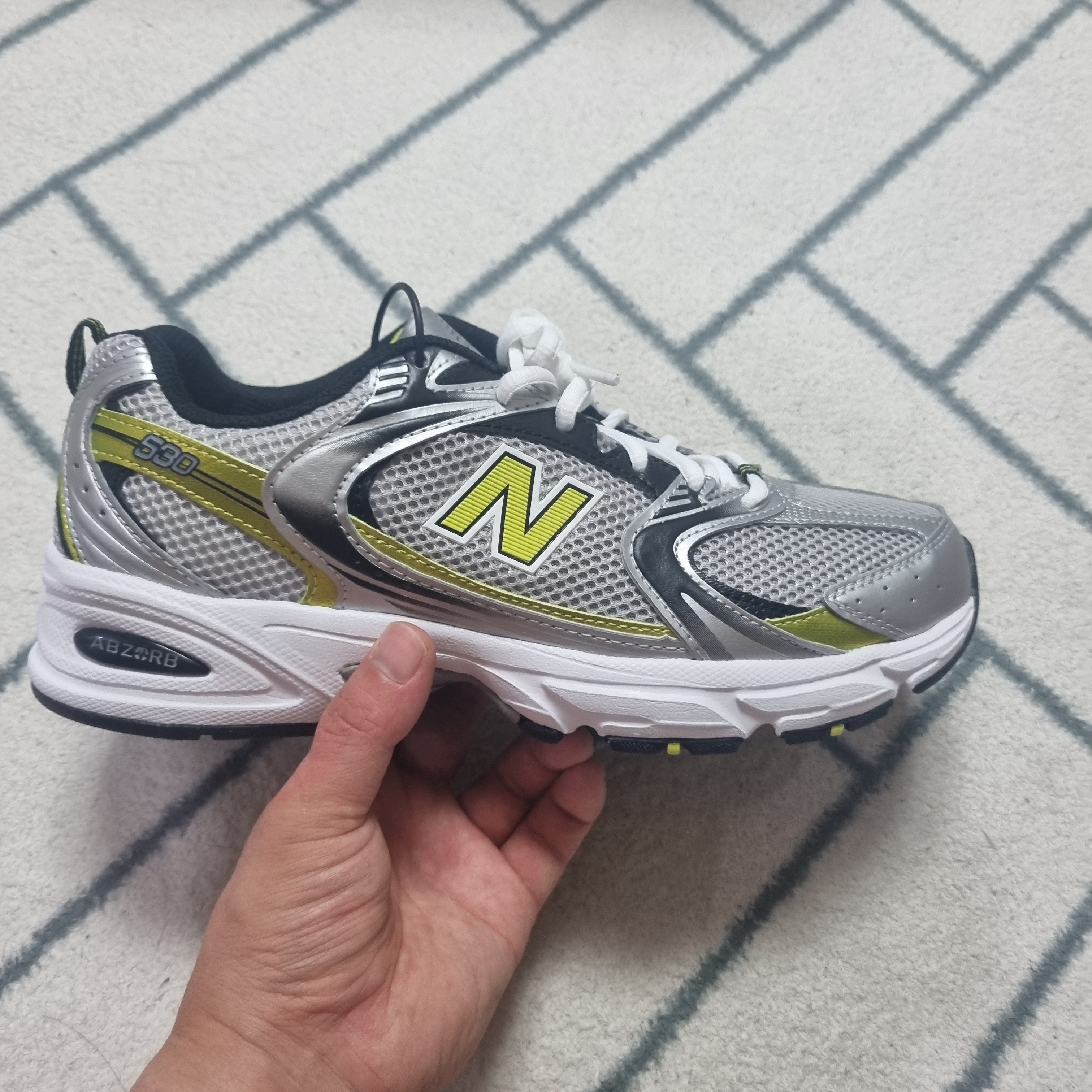 New Balance 530 Silver 착용 스타일 - 2