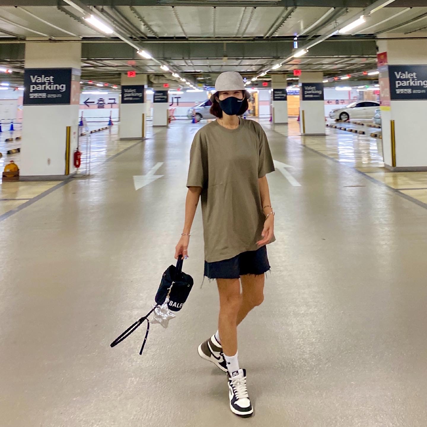 Essentials T-Shirt Taupe - 21SS, Jordan 1 Retro High OG Black Mocha 착용 스타일 - 2