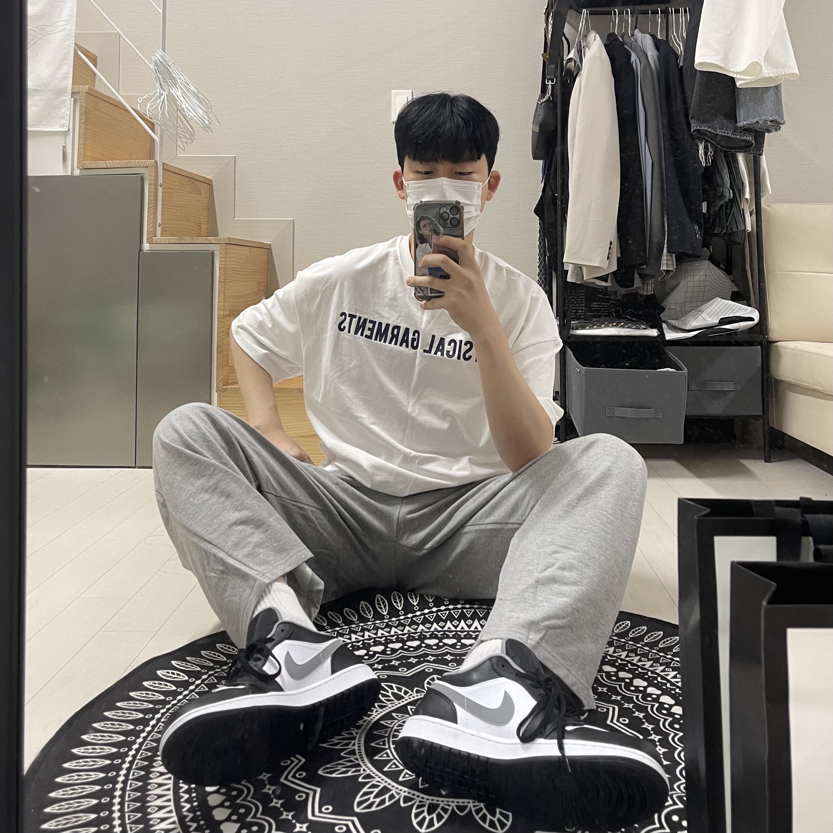 Jordan 1 Low Black Particle Grey 착용 스타일 - 1