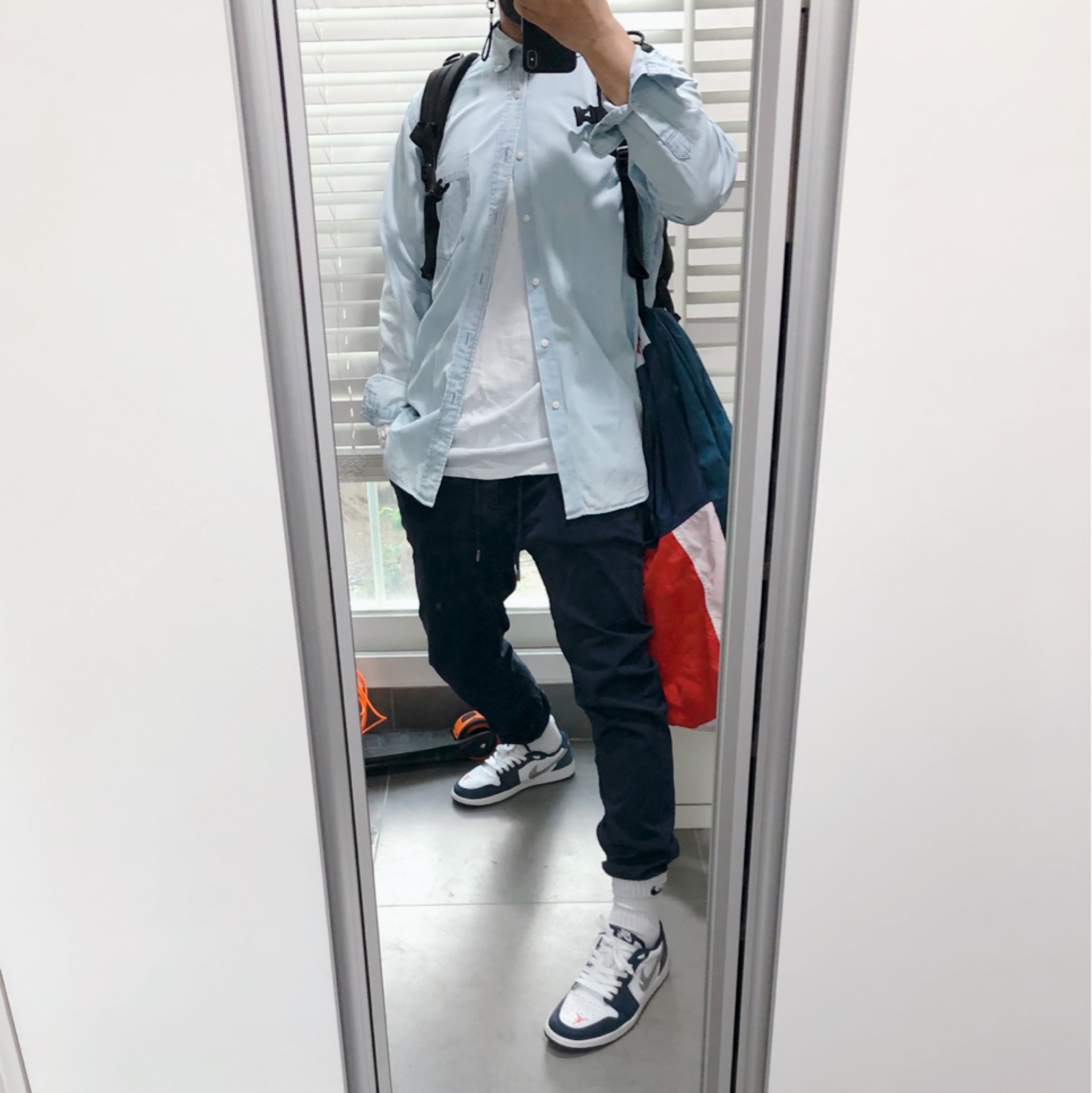 Jordan 1 Low SB Koston Midnight Navy 착용 스타일 - 1