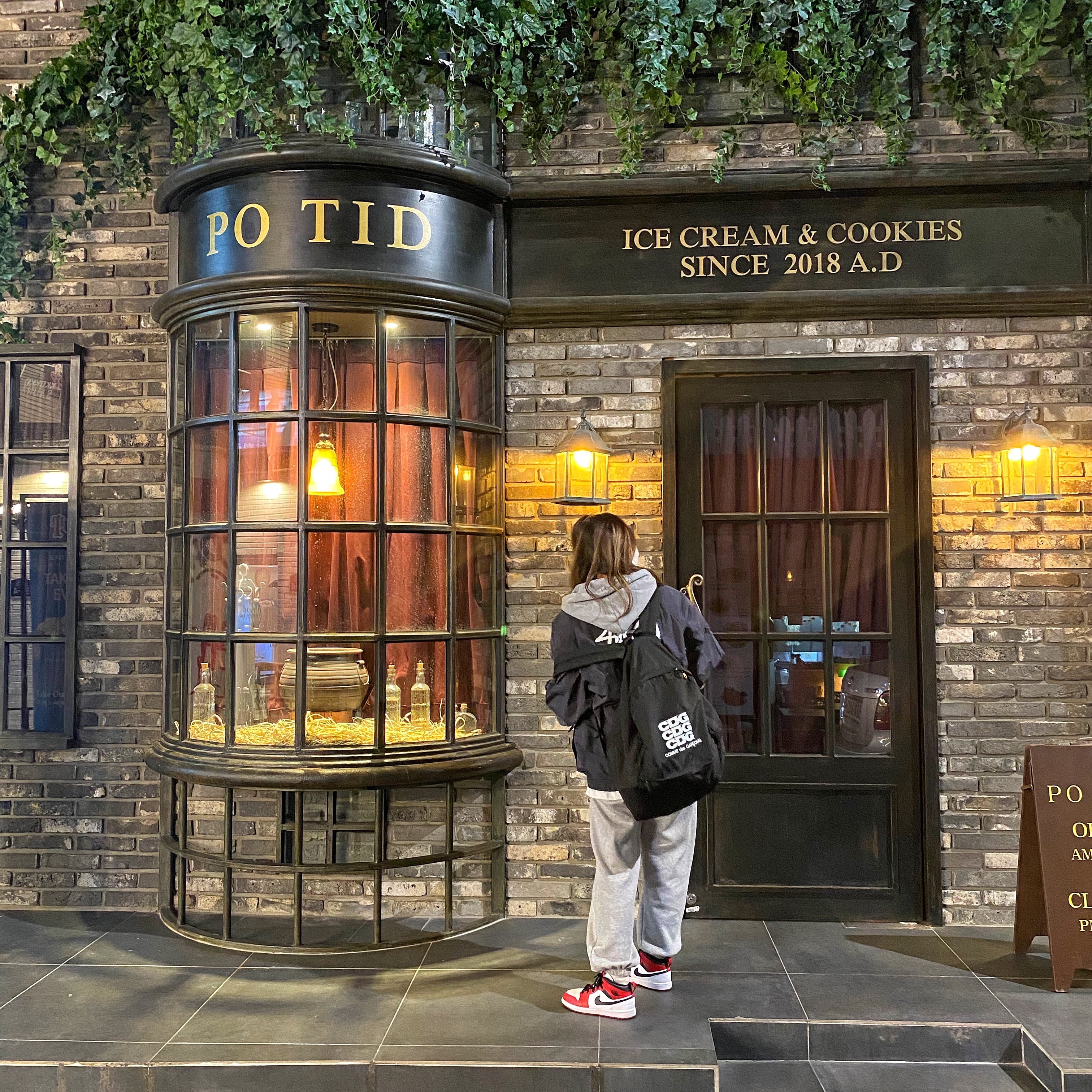 Jordan 1 Mid Chicago 2020, Nike x Stussy Windrunner Jacket Off Noir 착용 스타일 - 2