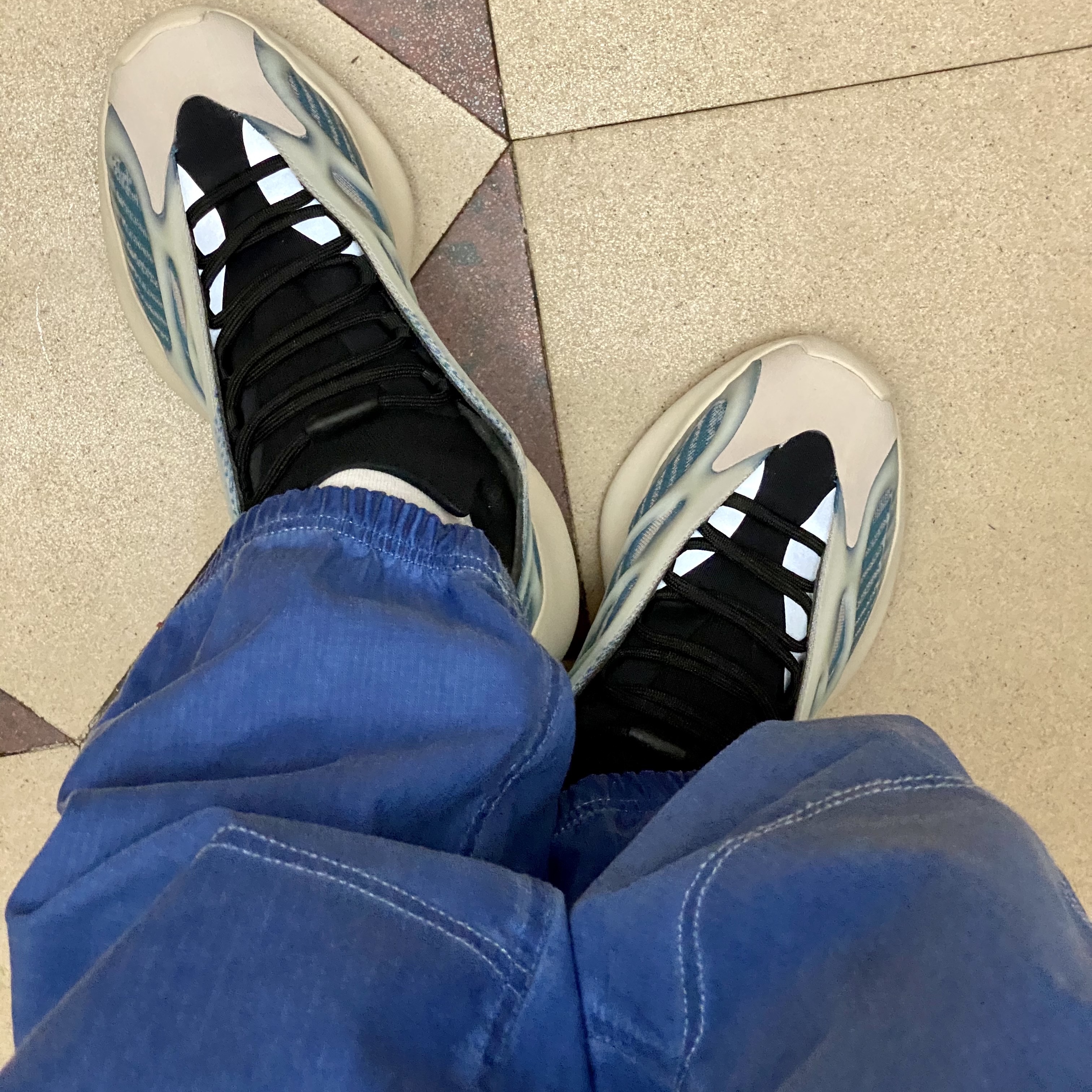 Adidas Yeezy 700 V3 Kyanite, Nike ACG Watchman Peak Pants Blue Void - Asia 착용 스타일 - 2