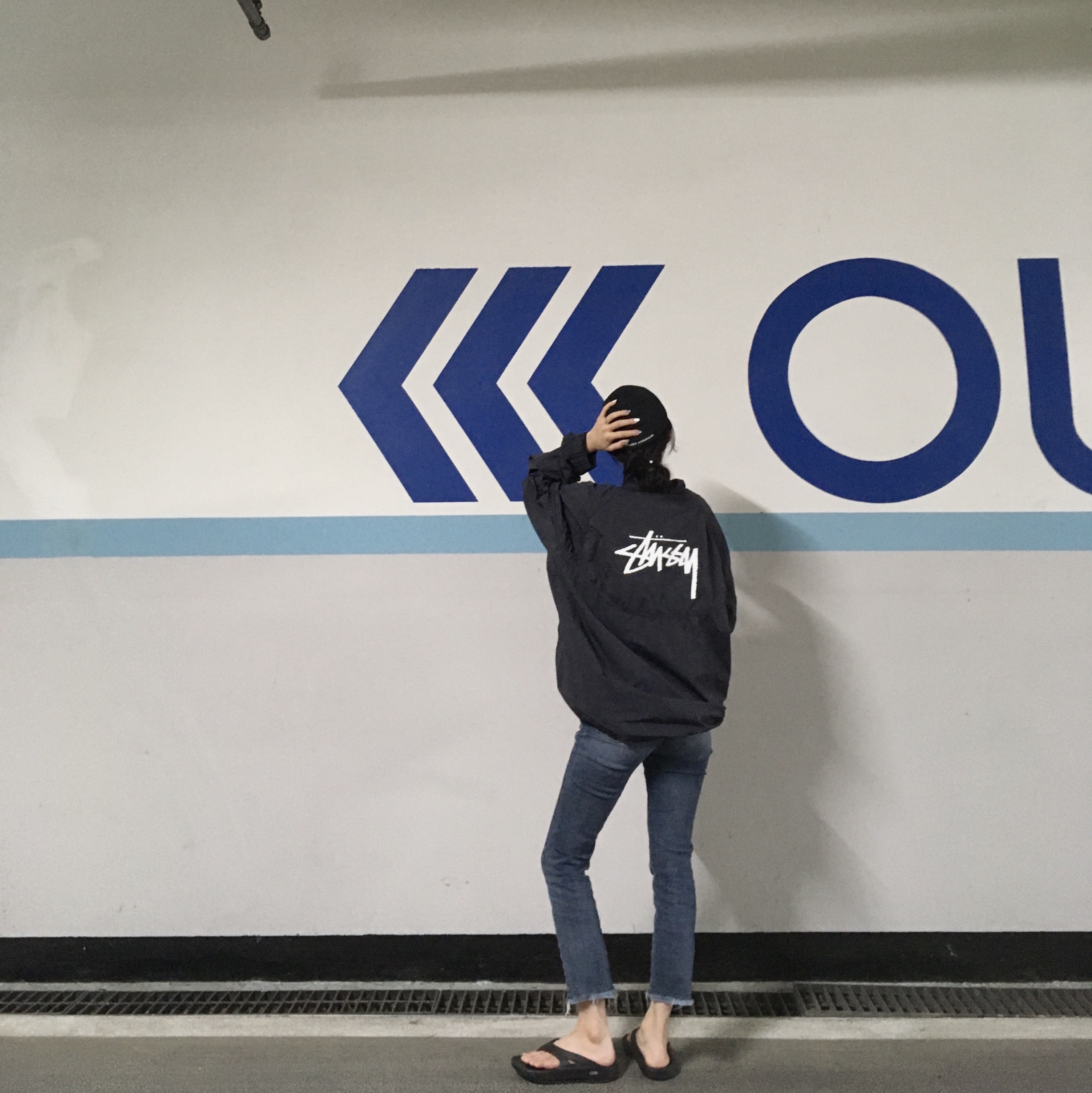 Oofos OOriginal Black, Nike x Stussy Windrunner Jacket Off Noir 착용 스타일