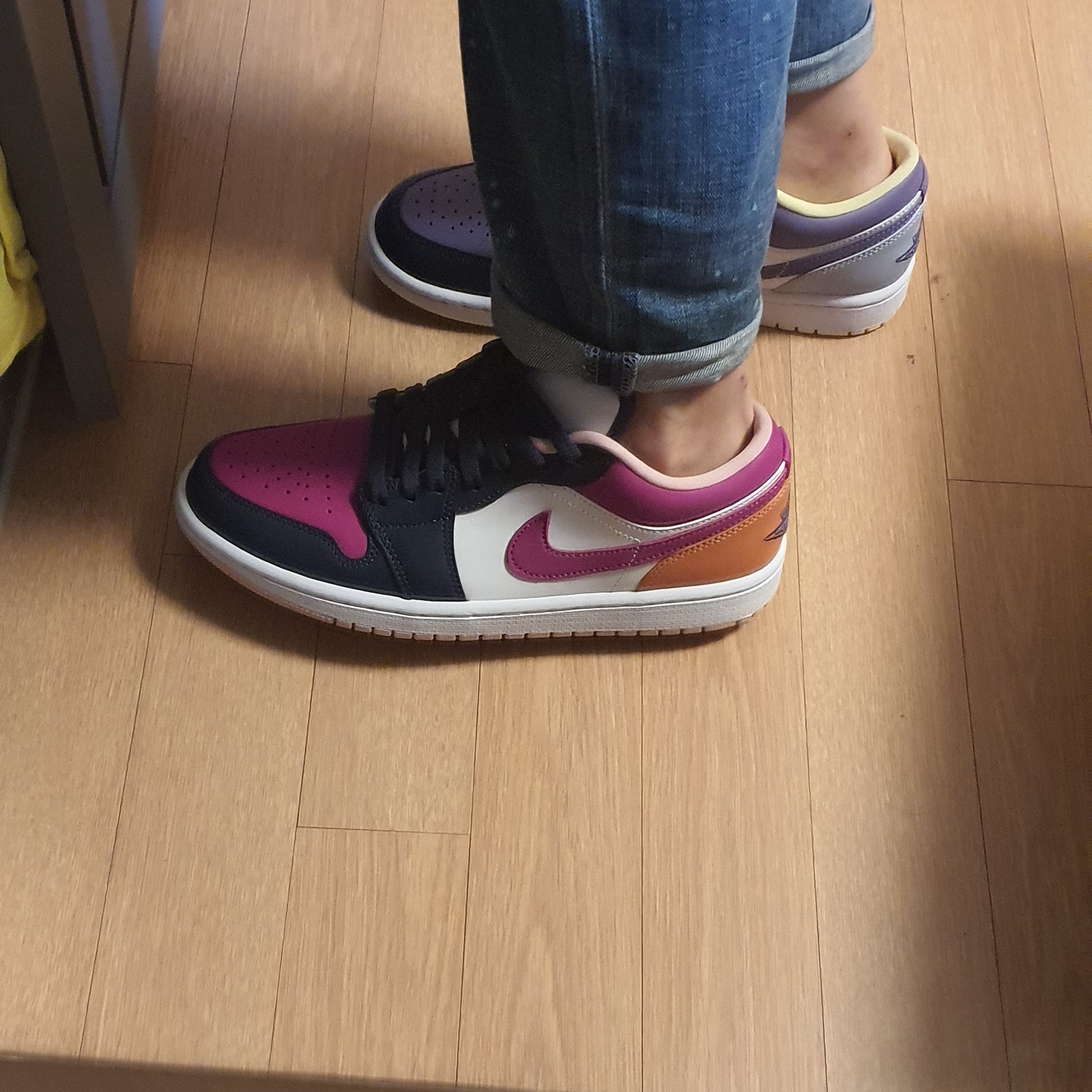 (W) Jordan 1 Low SE Mismatched Purple Magenta 착용 스타일 - 5