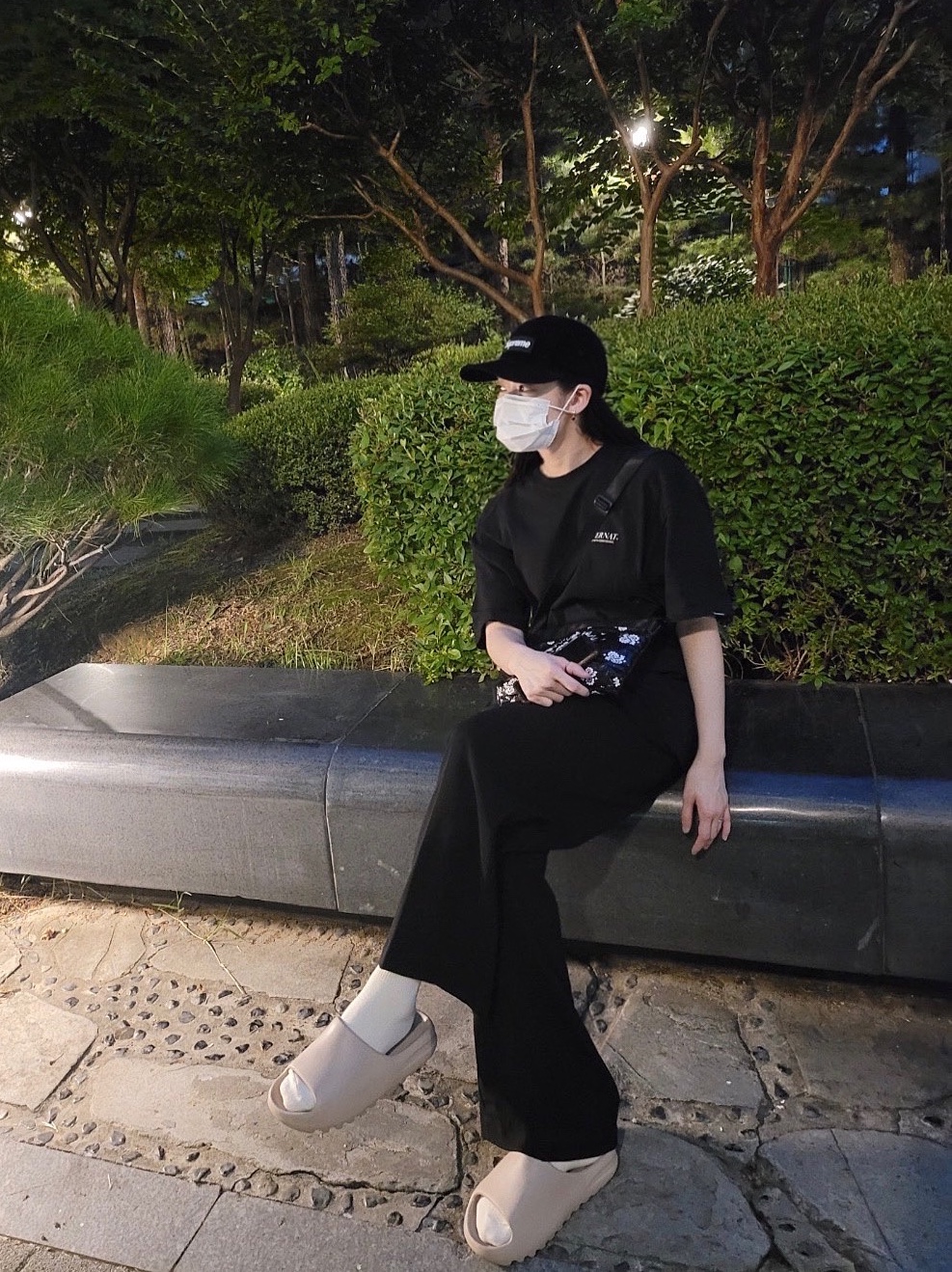 Adidas Yeezy Slide Pure, Supreme Bandana Tarp Side Bag Black - 21SS 착용 스타일 - 1