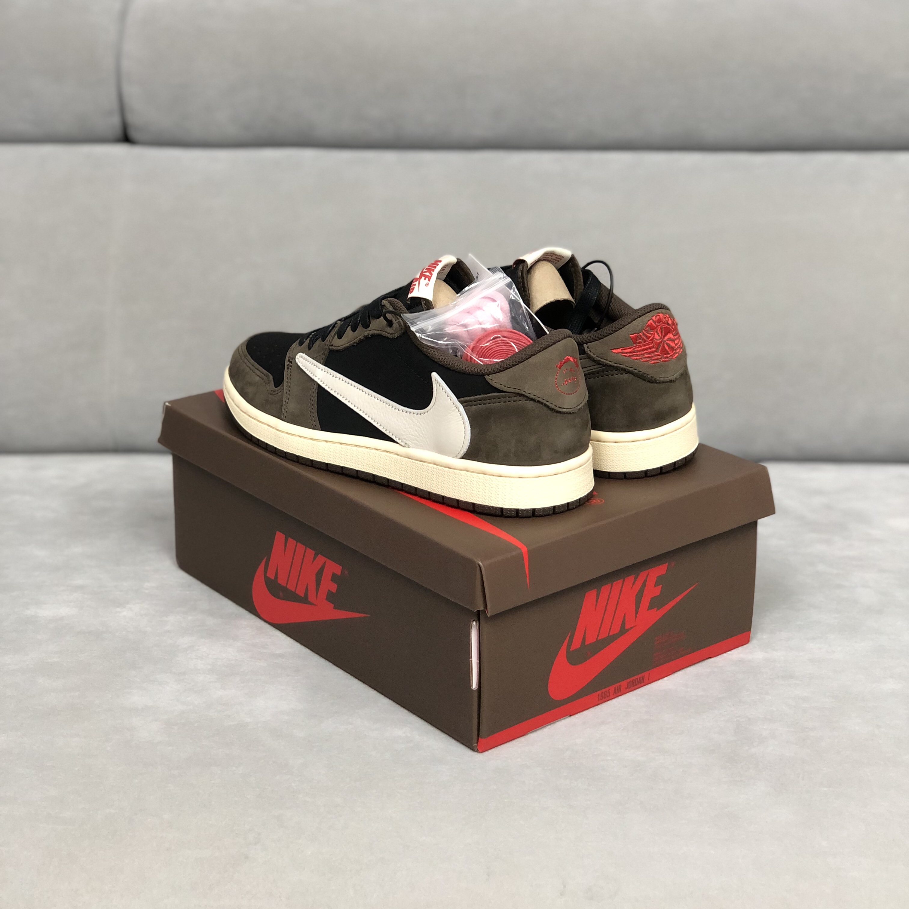 Jordan 1 x Travis Scott Retro Low OG SP Mocha 착용 스타일 - 4