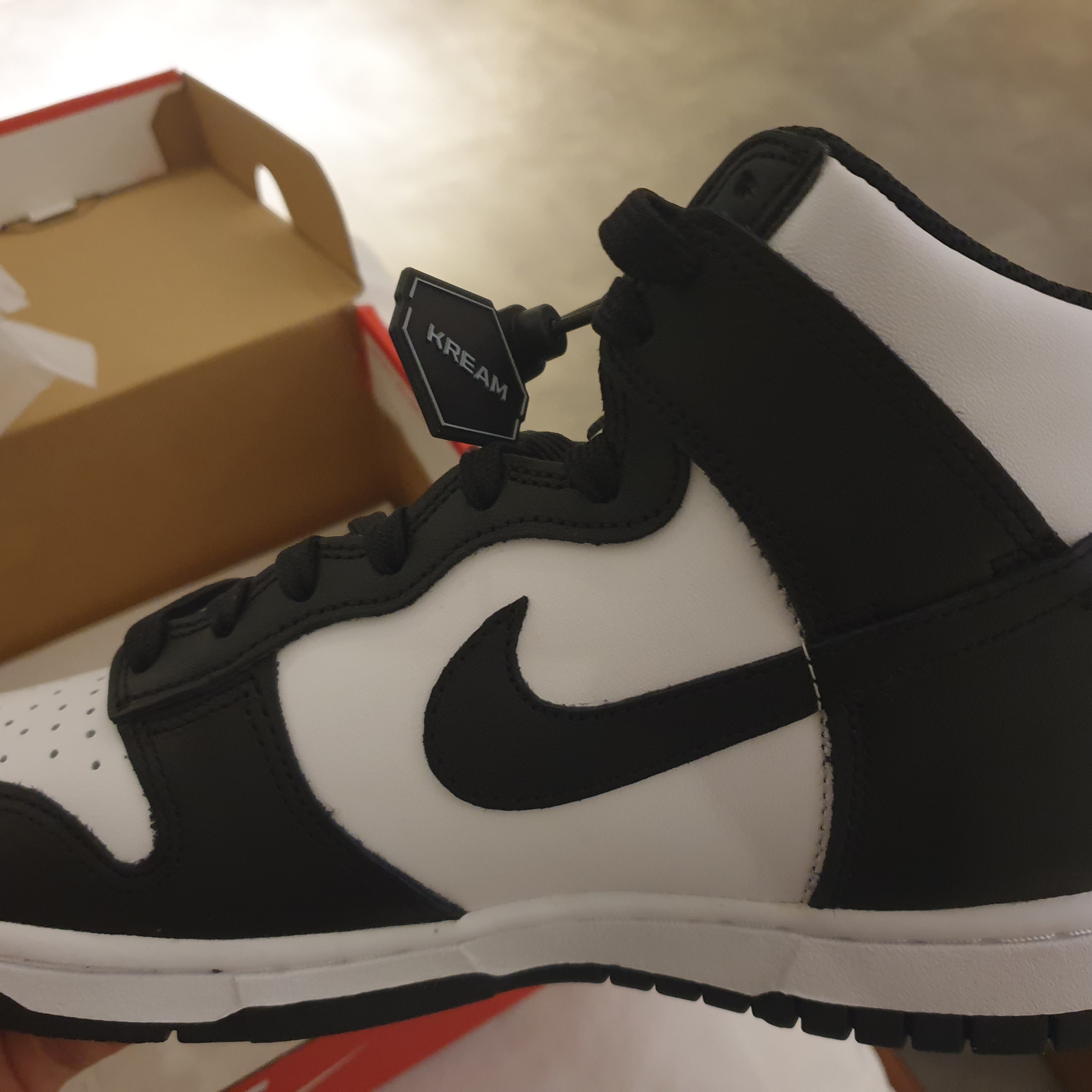 (W) Nike Dunk High Black and White 착용 스타일 - 3