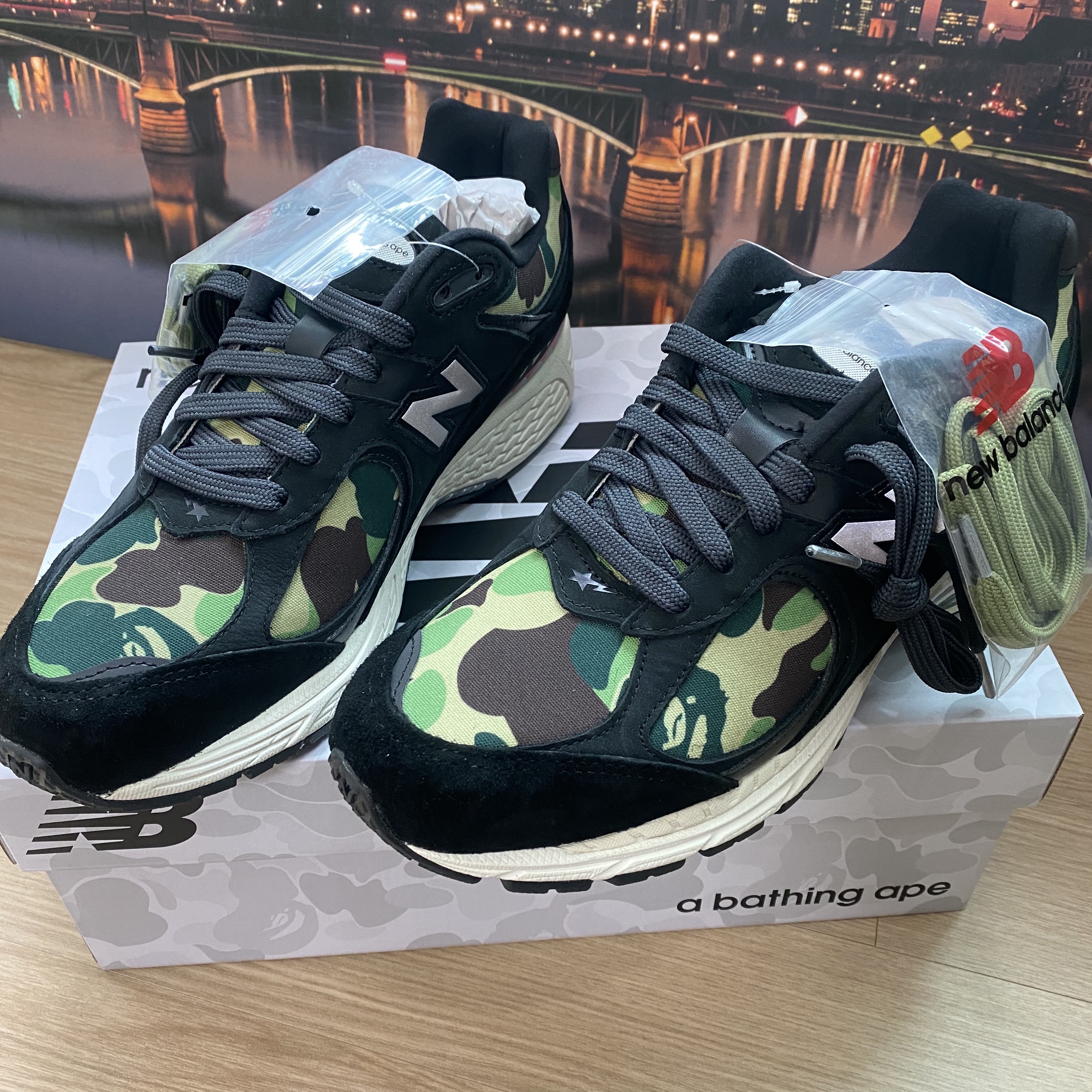 New Balance x BAPE 2002R Black Camo (Special Box) 착용 스타일 - 5