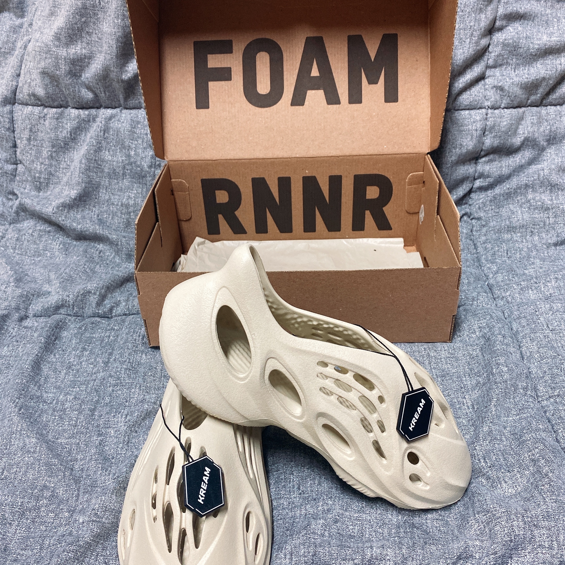 Adidas Yeezy Foam RNNR Sand 착용 스타일