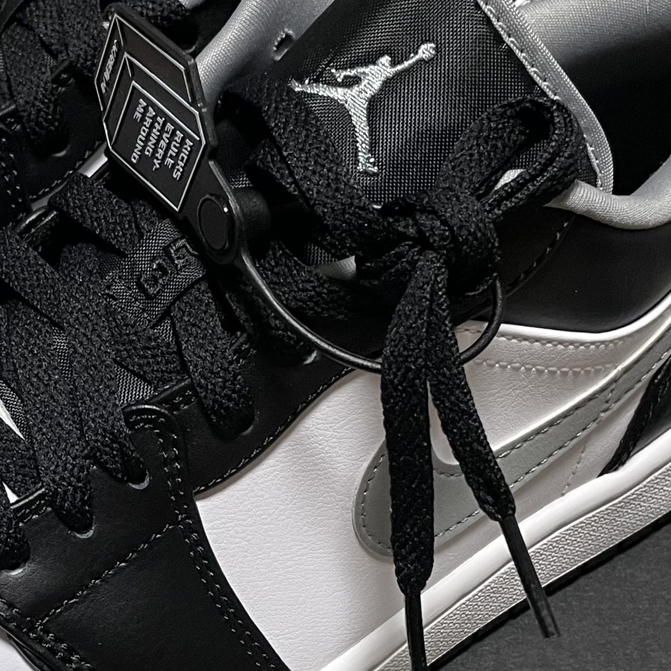 Jordan 1 Low Black Particle Grey 착용 스타일 - 2