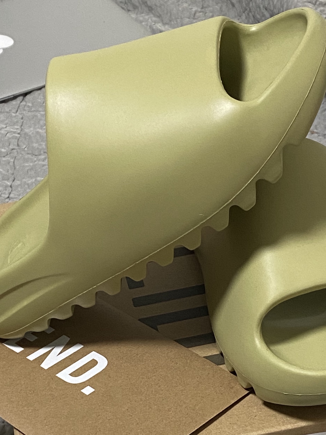 Adidas Yeezy Slide Resin 2021 착용 스타일