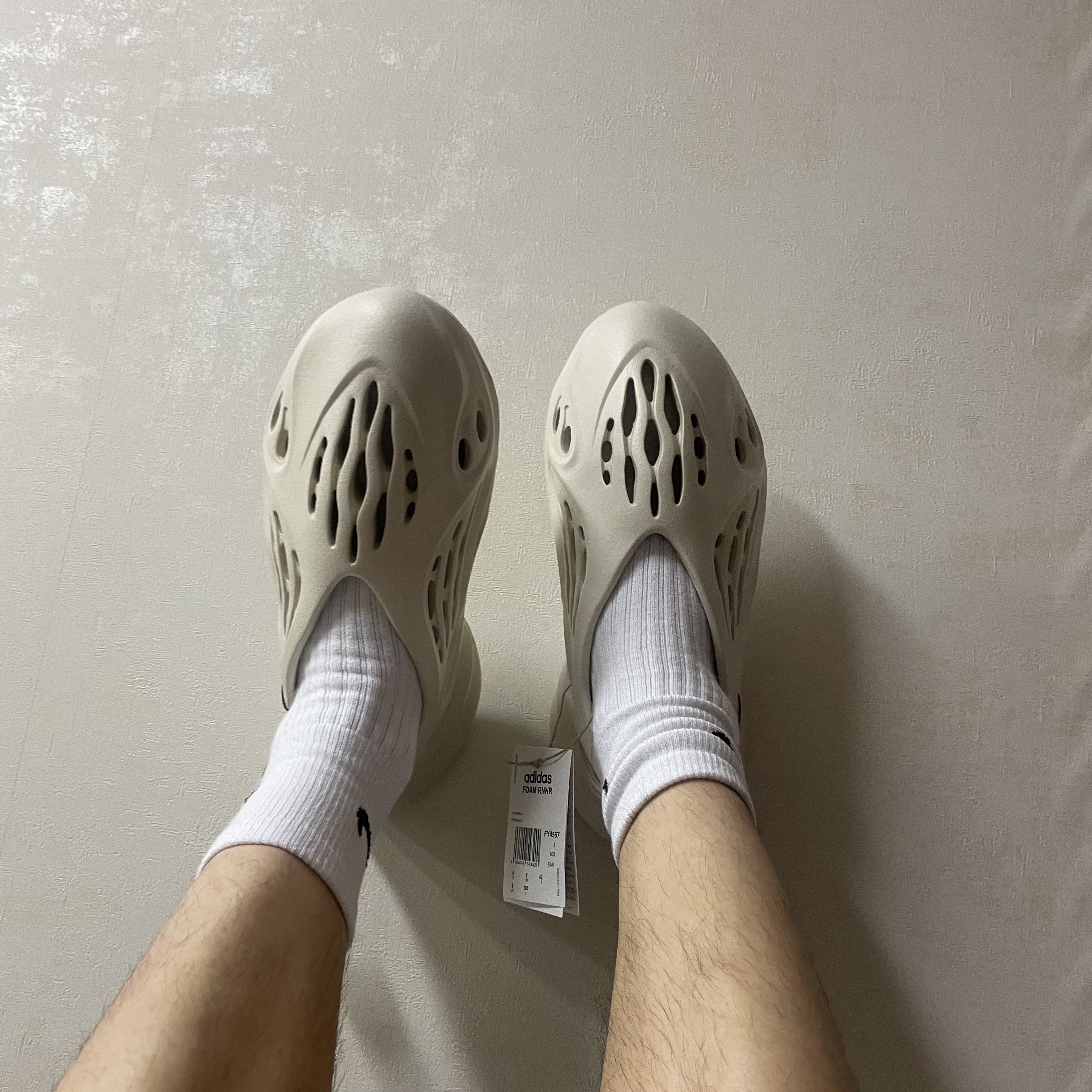 Adidas Yeezy Foam RNNR Sand 착용 스타일 - 3
