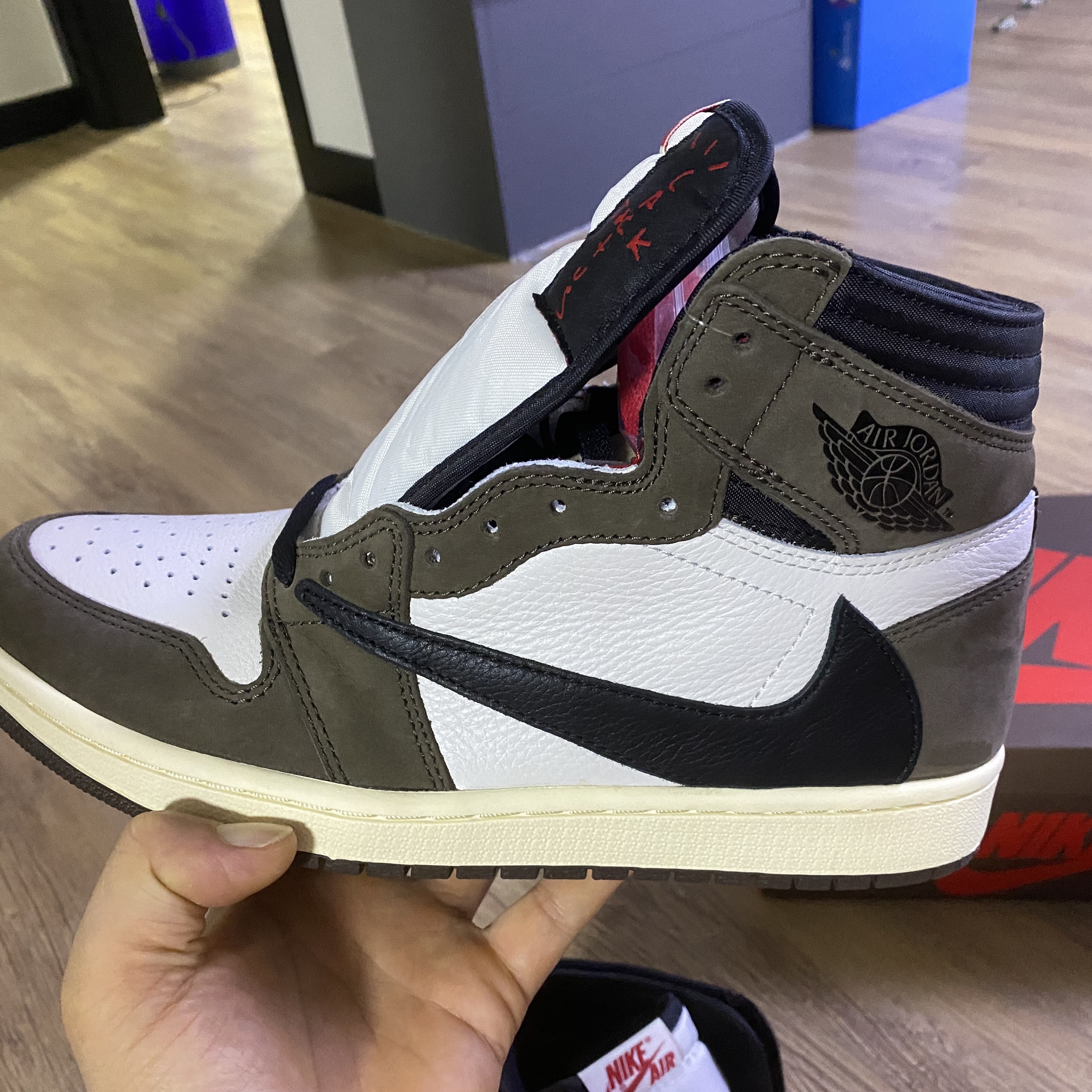 Jordan 1 x Travis Scott Retro High OG SP Mocha 착용 스타일 - 4