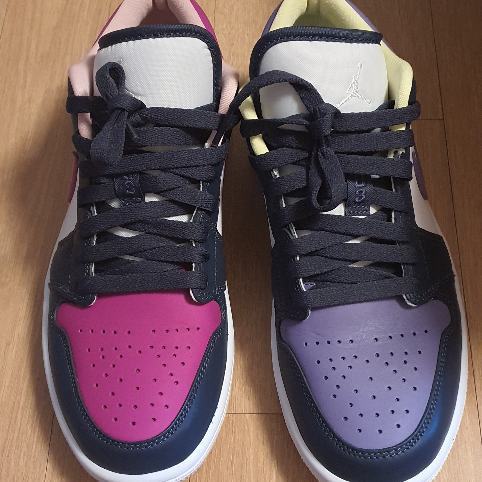 (W) Jordan 1 Low SE Mismatched Purple Magenta 착용 스타일 - 1