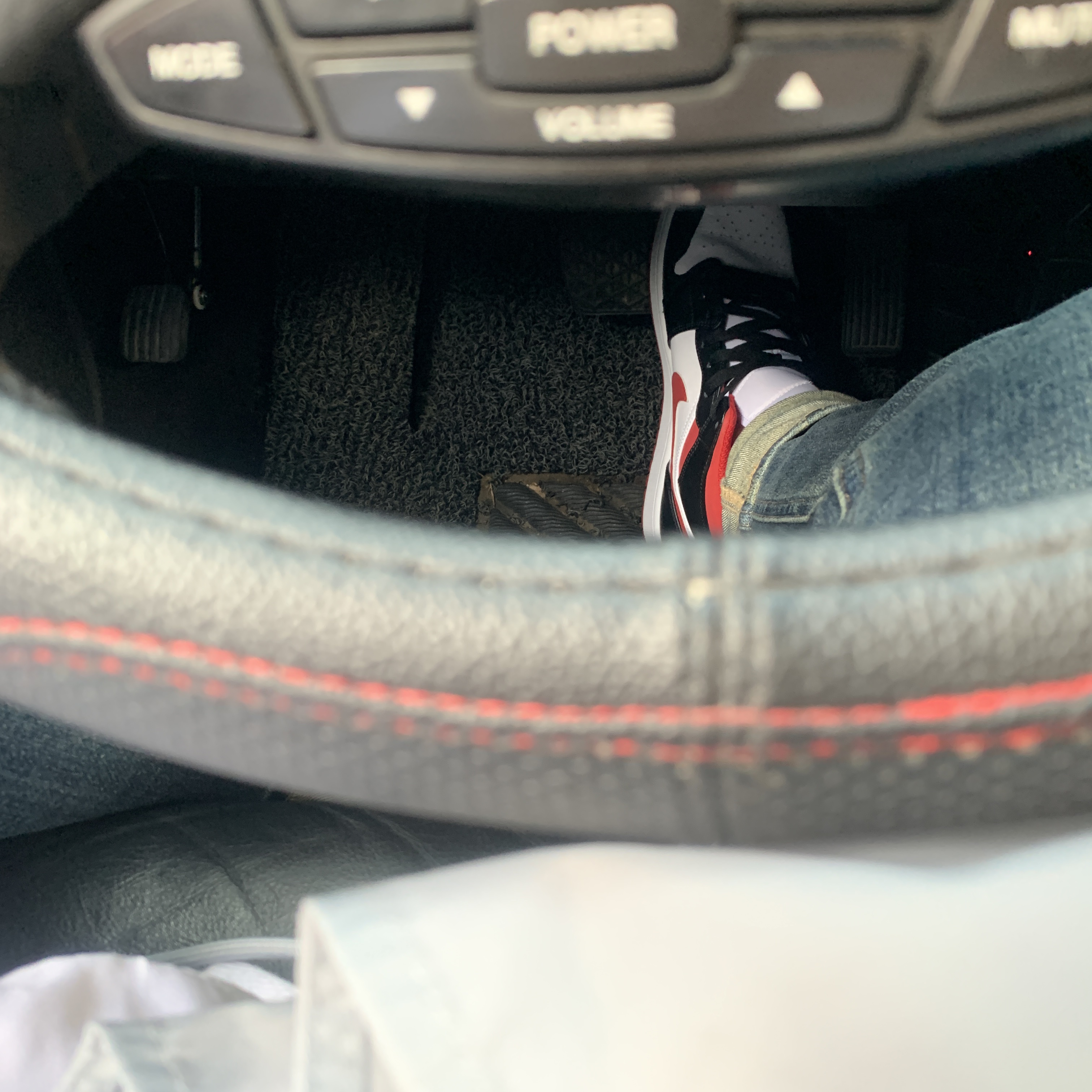 Jordan 1 Mid Gym Red Black White 착용 스타일