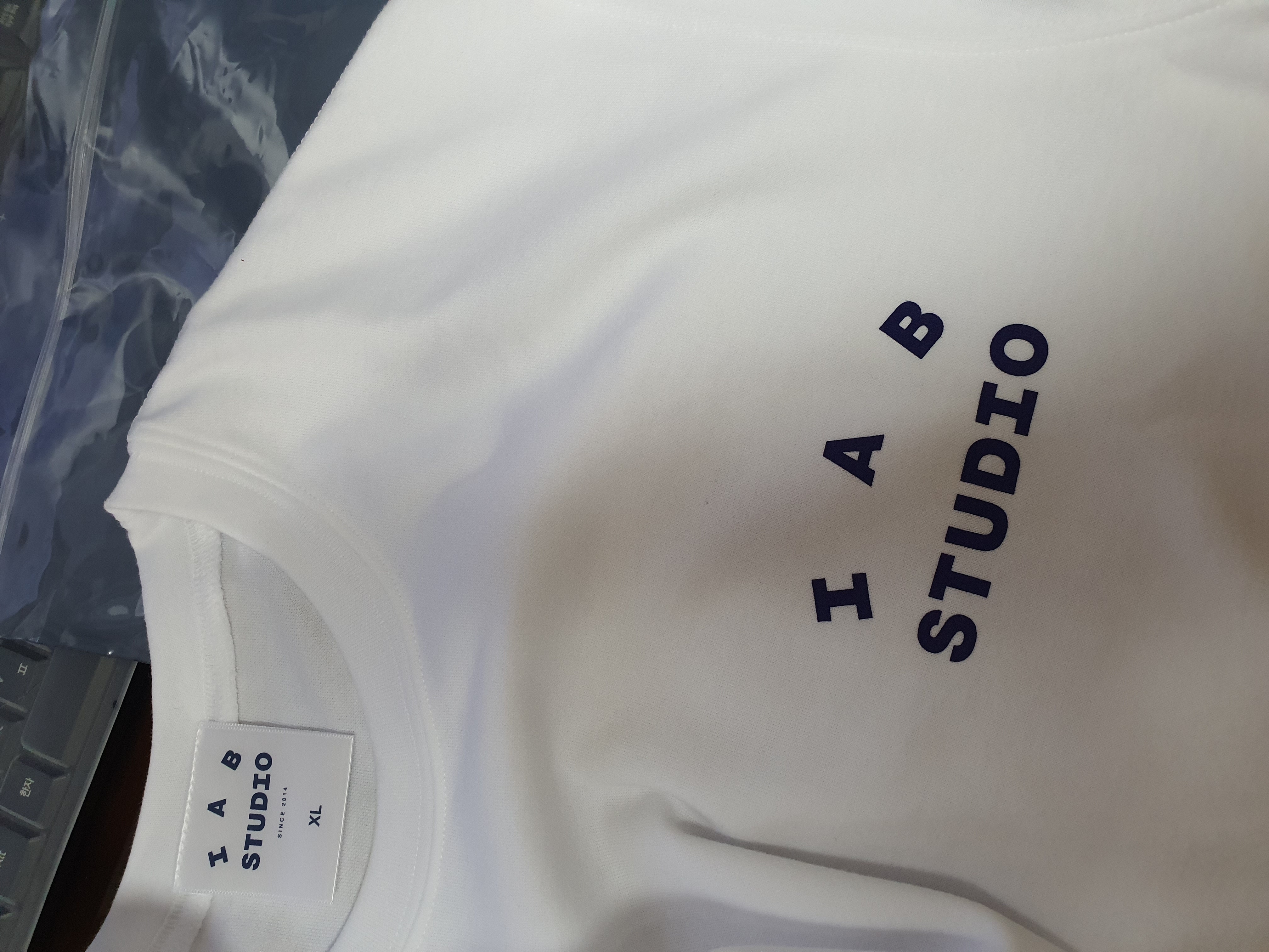 IAB Studio T-Shirt White 착용 스타일