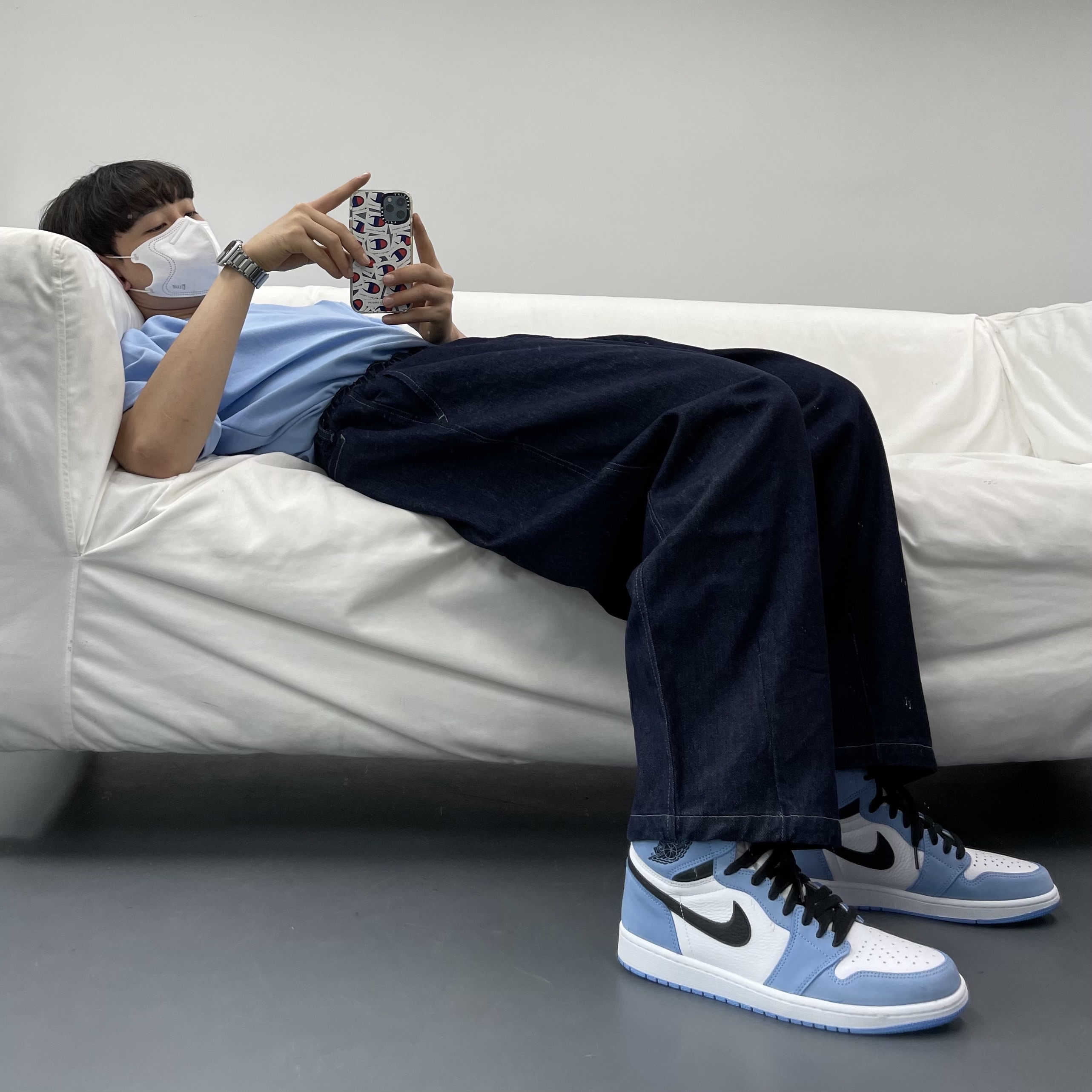 Jordan 1 Retro High OG University Blue 착용 스타일 - 2