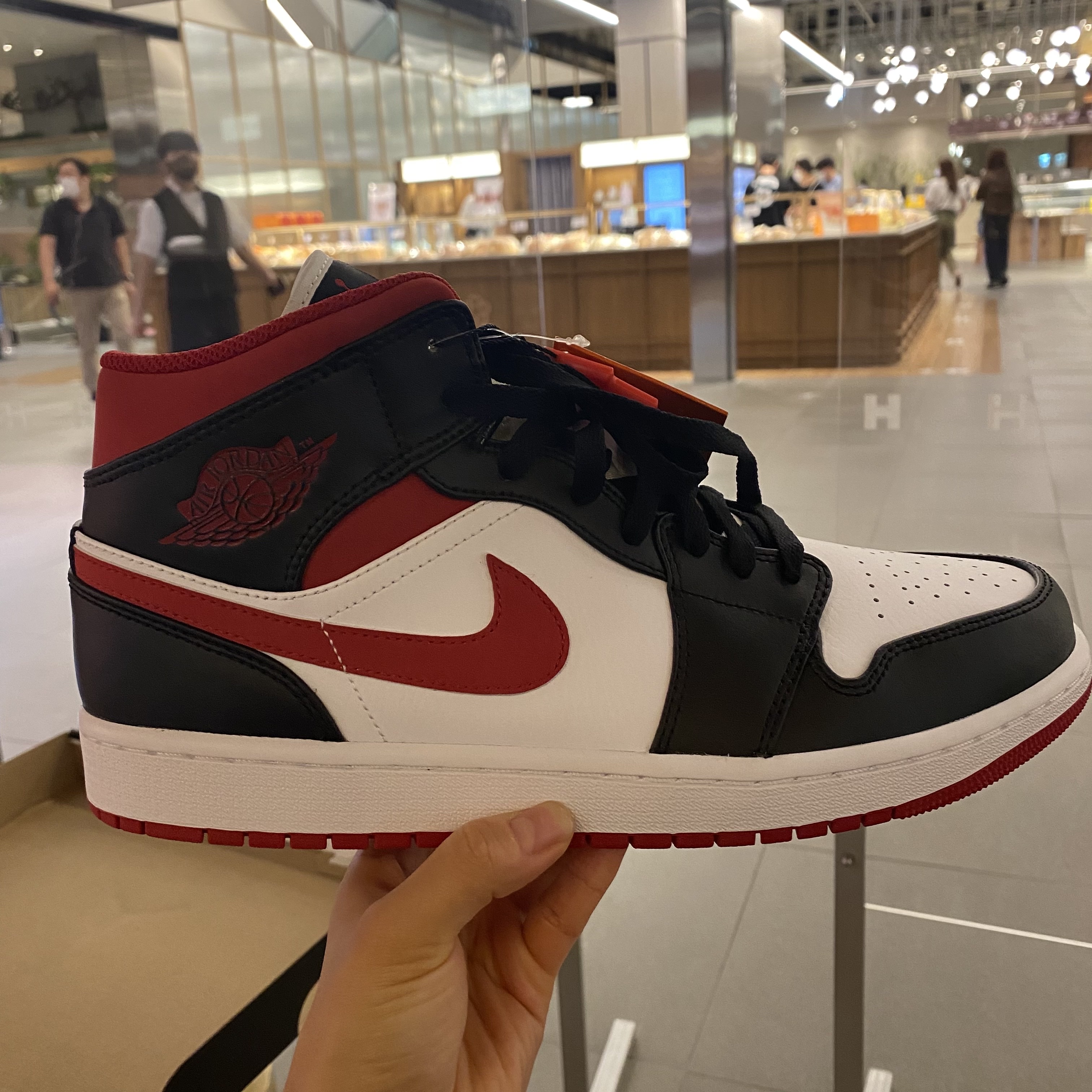 Jordan 1 Mid Gym Red Black White 착용 스타일