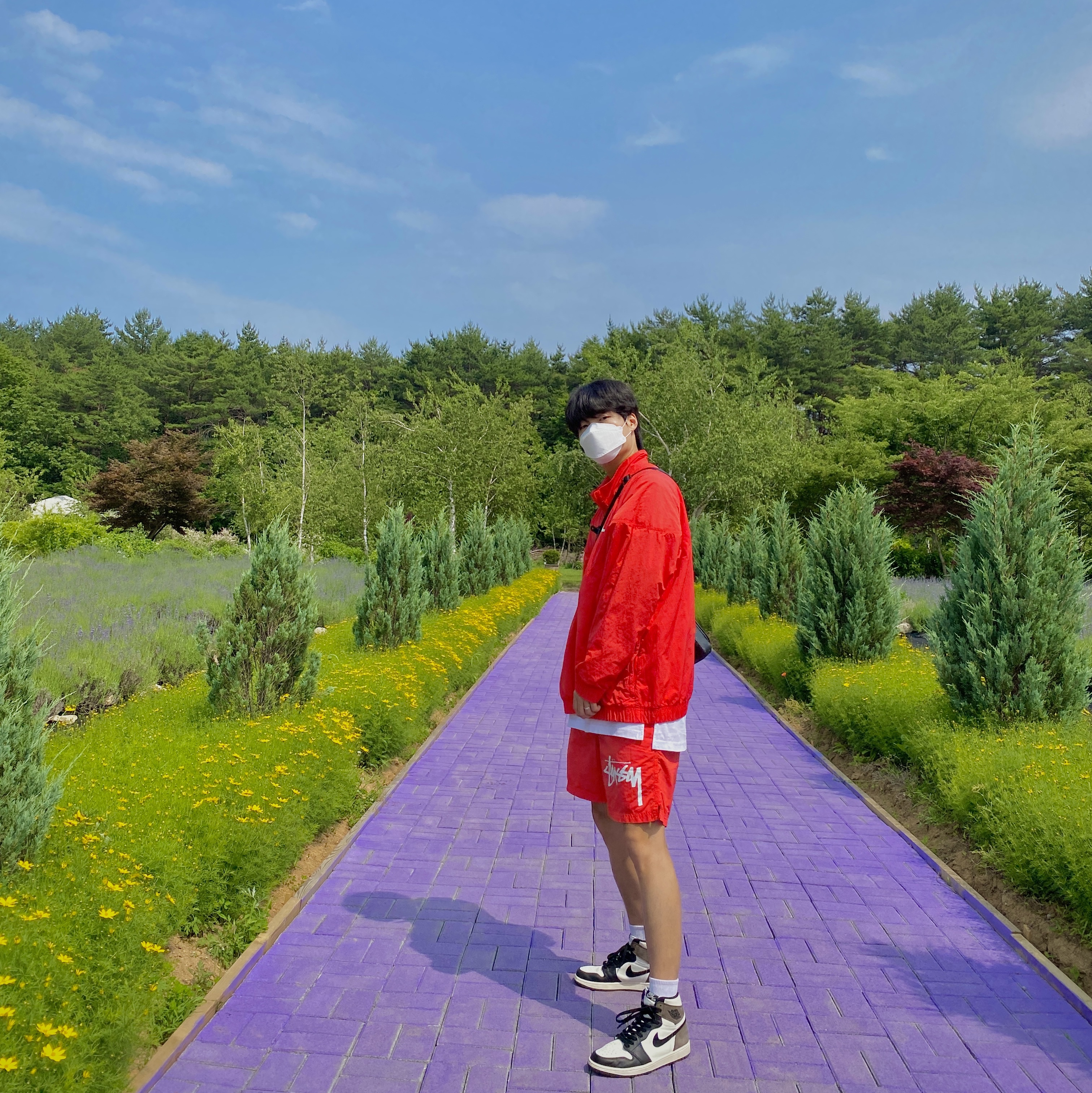 Jordan 1 Retro High OG Black Mocha, Nike x Stussy Windrunner Jacket Habanero Red 착용 스타일