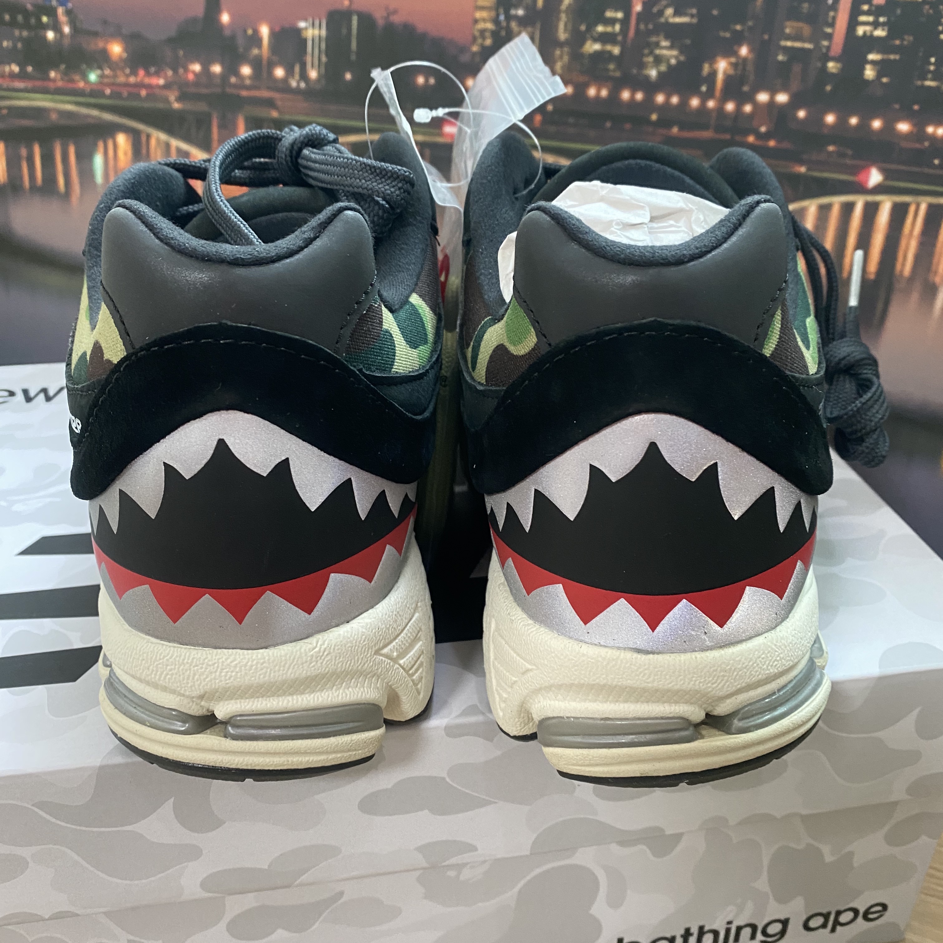 New Balance x BAPE 2002R Black Camo (Special Box) 착용 스타일 - 3