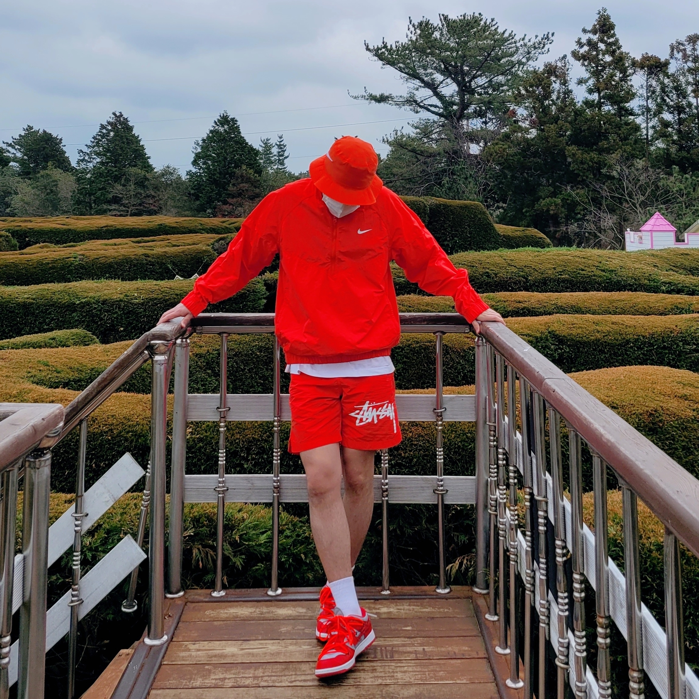 Nike x Stussy Bucket Hat Habanero Red, Nike x Stussy Windrunner Jacket Habanero Red 착용 스타일