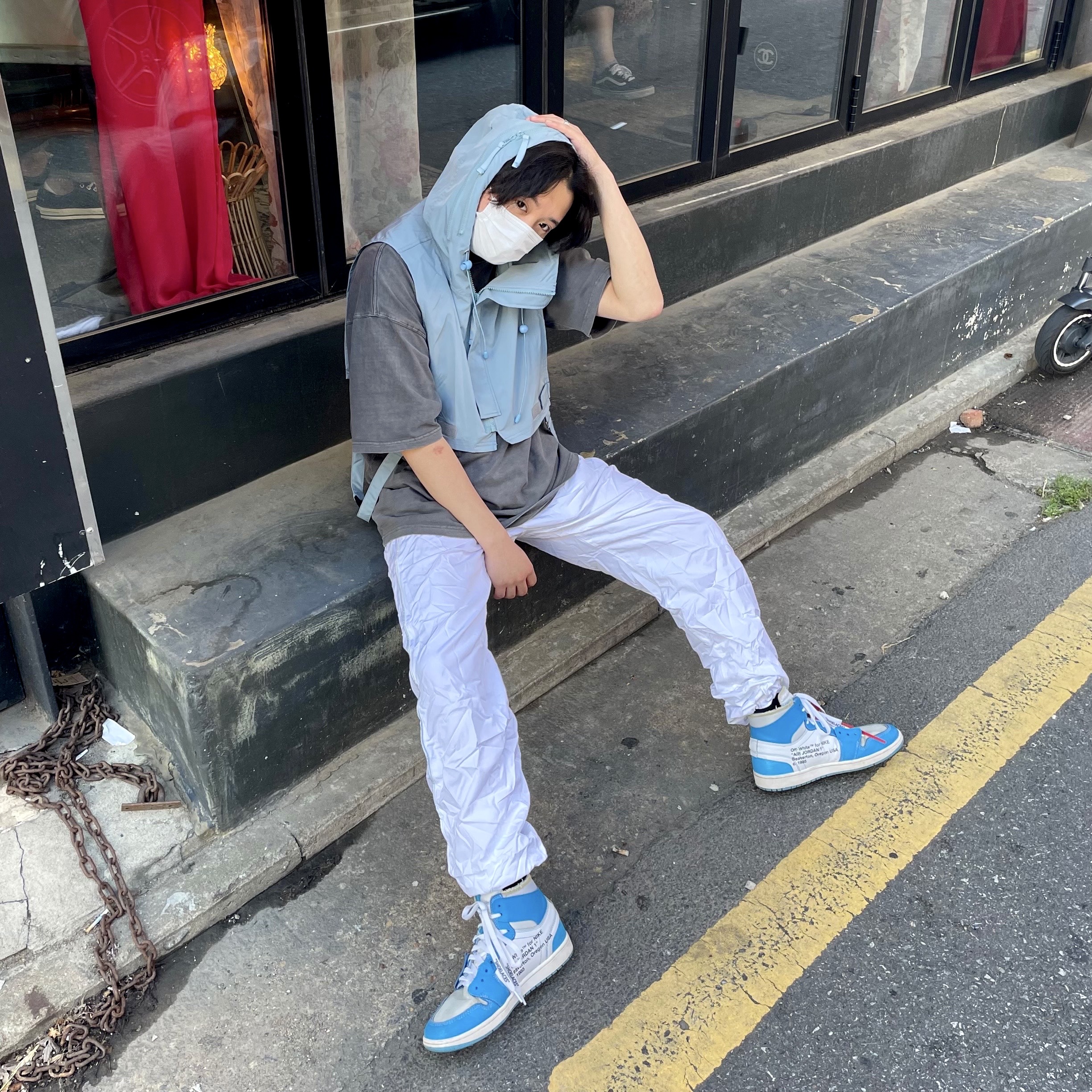Jordan 1 x Off-White Retro High University Blue 착용 스타일 - 3