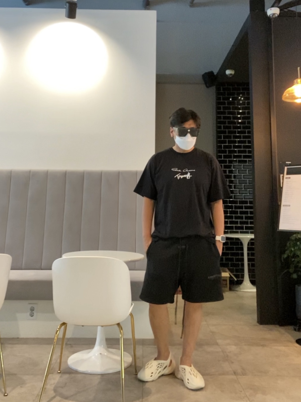 Adidas Yeezy Foam RNNR Sand, Essentials Sweatshorts Black - 21SS 착용 스타일 - 1