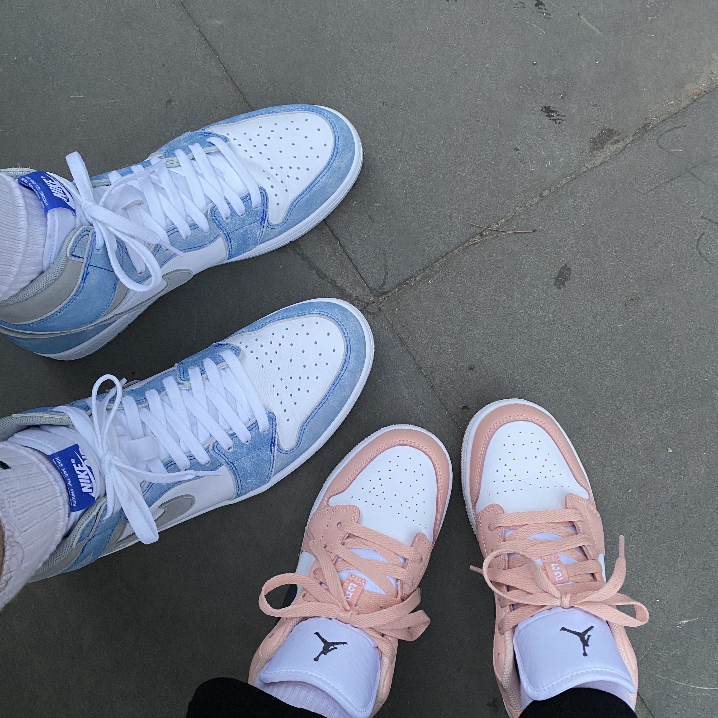 Jordan 1 Retro High OG Hyper Royal, (GS) Jordan 1 Low Light Arctic Pink 착용 스타일 - 1