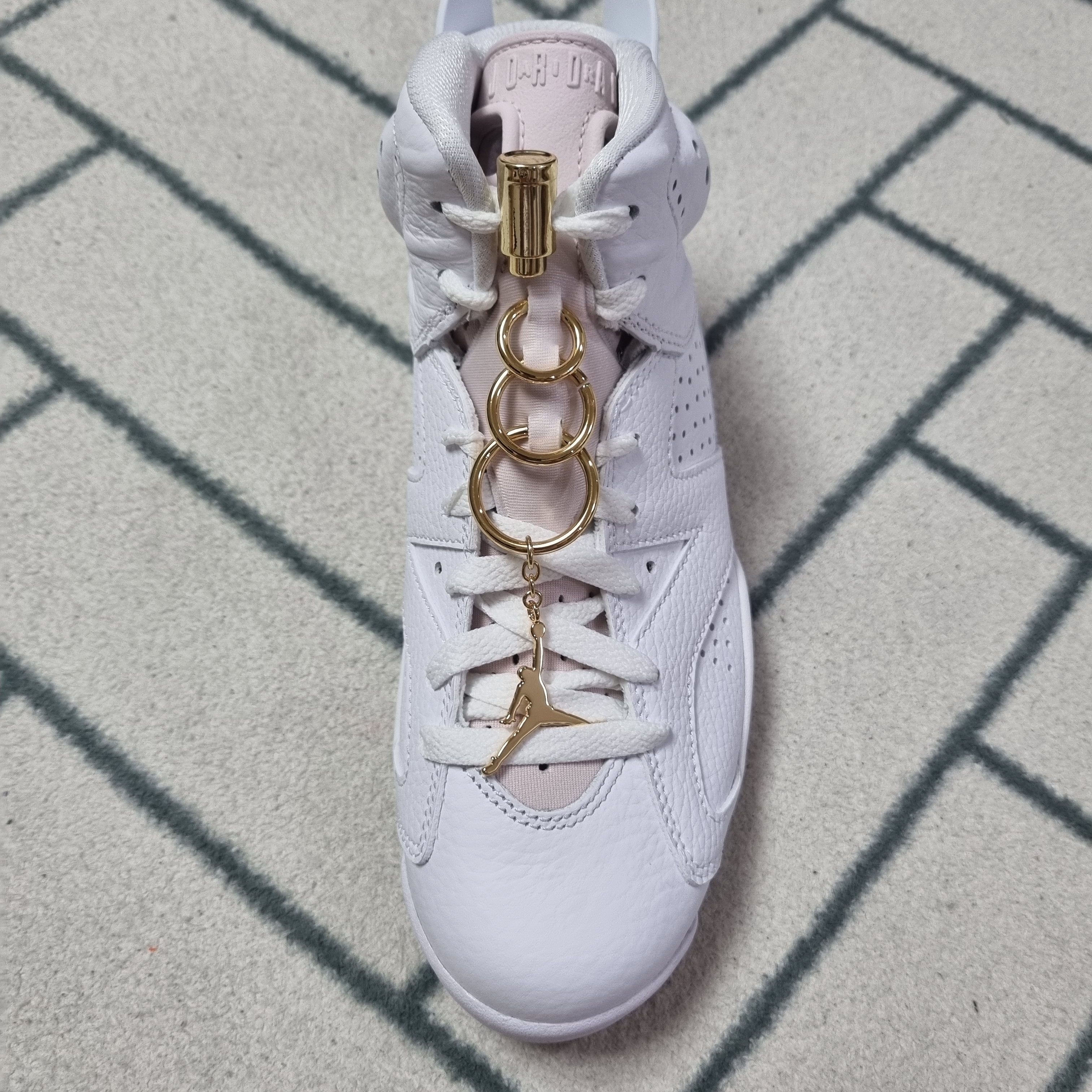 (W) Jordan 6 Retro Gold Hoops 착용 스타일 - 1