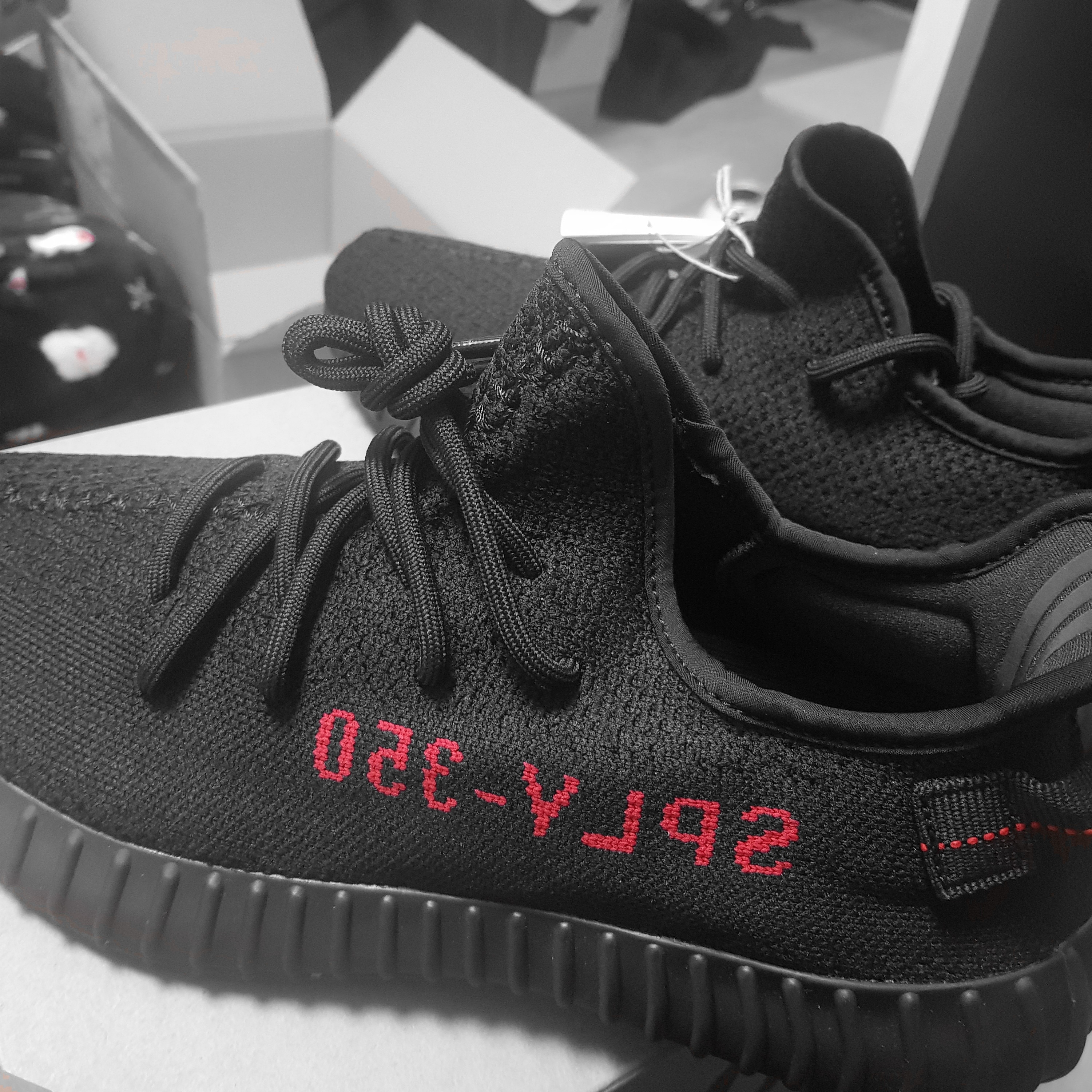 Adidas Yeezy Boost 350 V2 Black Red 2020 착용 스타일