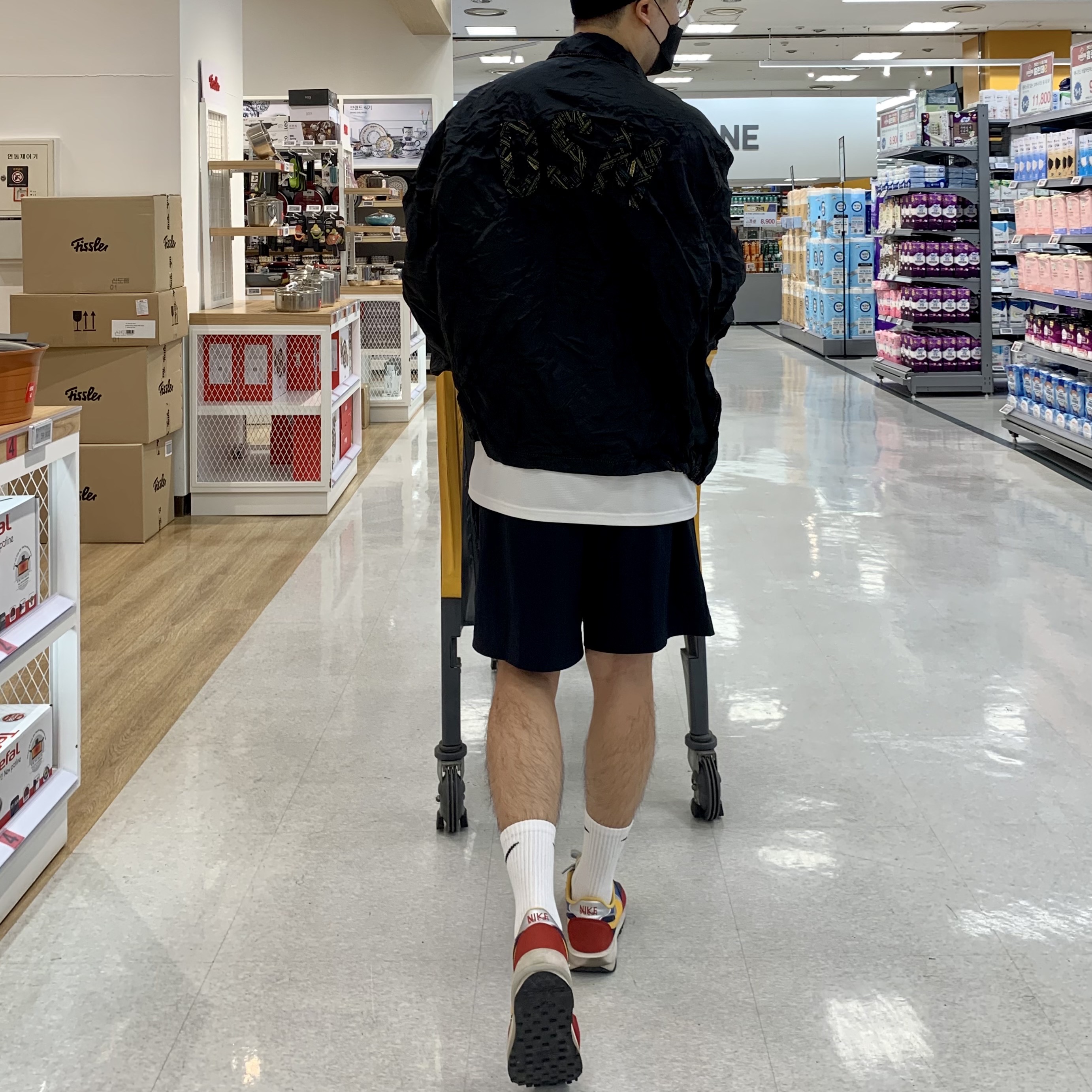 Nike x Sacai LDWaffle Blue Multi, Nike ACG Cargo Shorts Black - Asia 착용 스타일