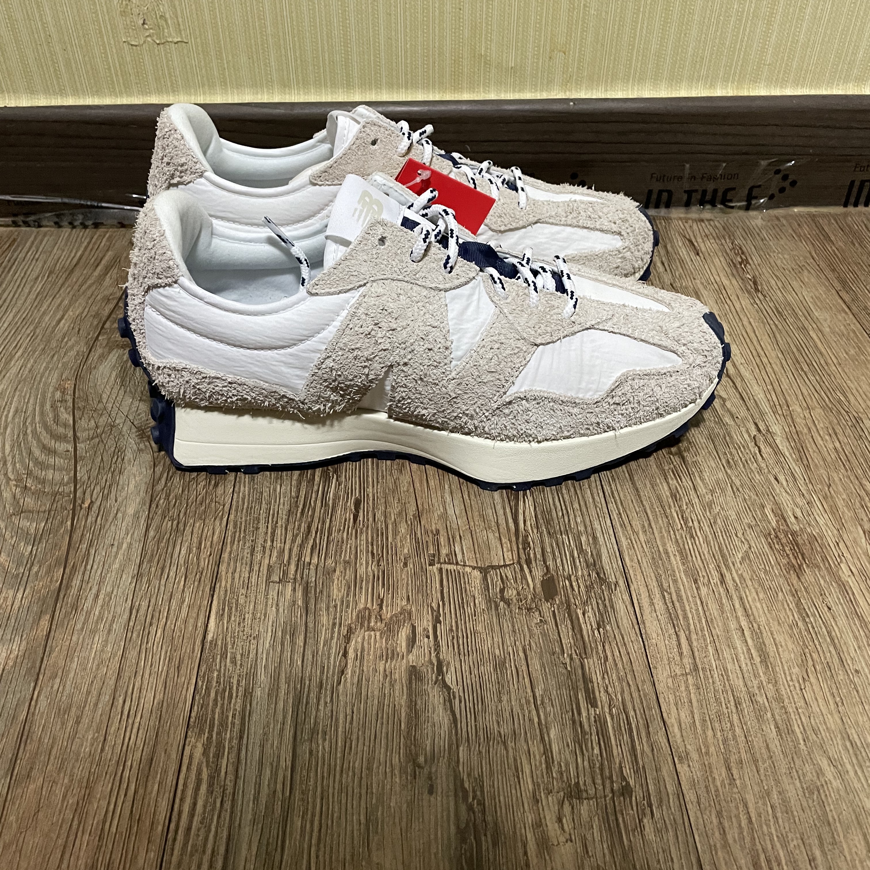 New Balance 327 Moonbeam White 착용 스타일 - 2