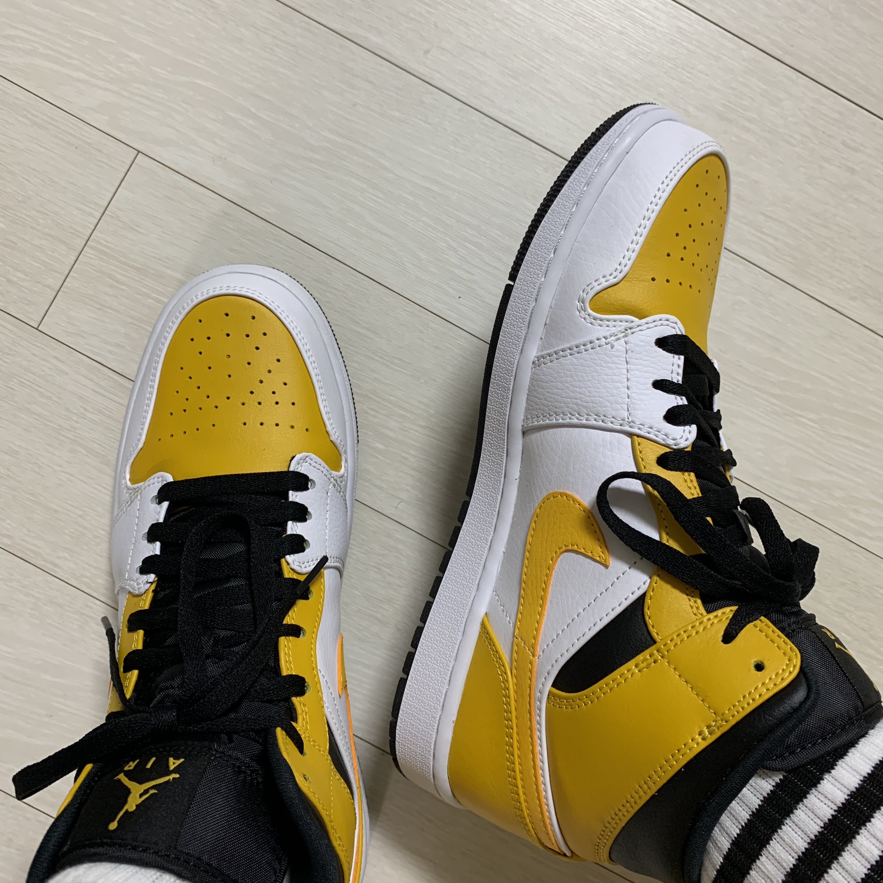 Jordan 1 Mid White University Gold 착용 스타일